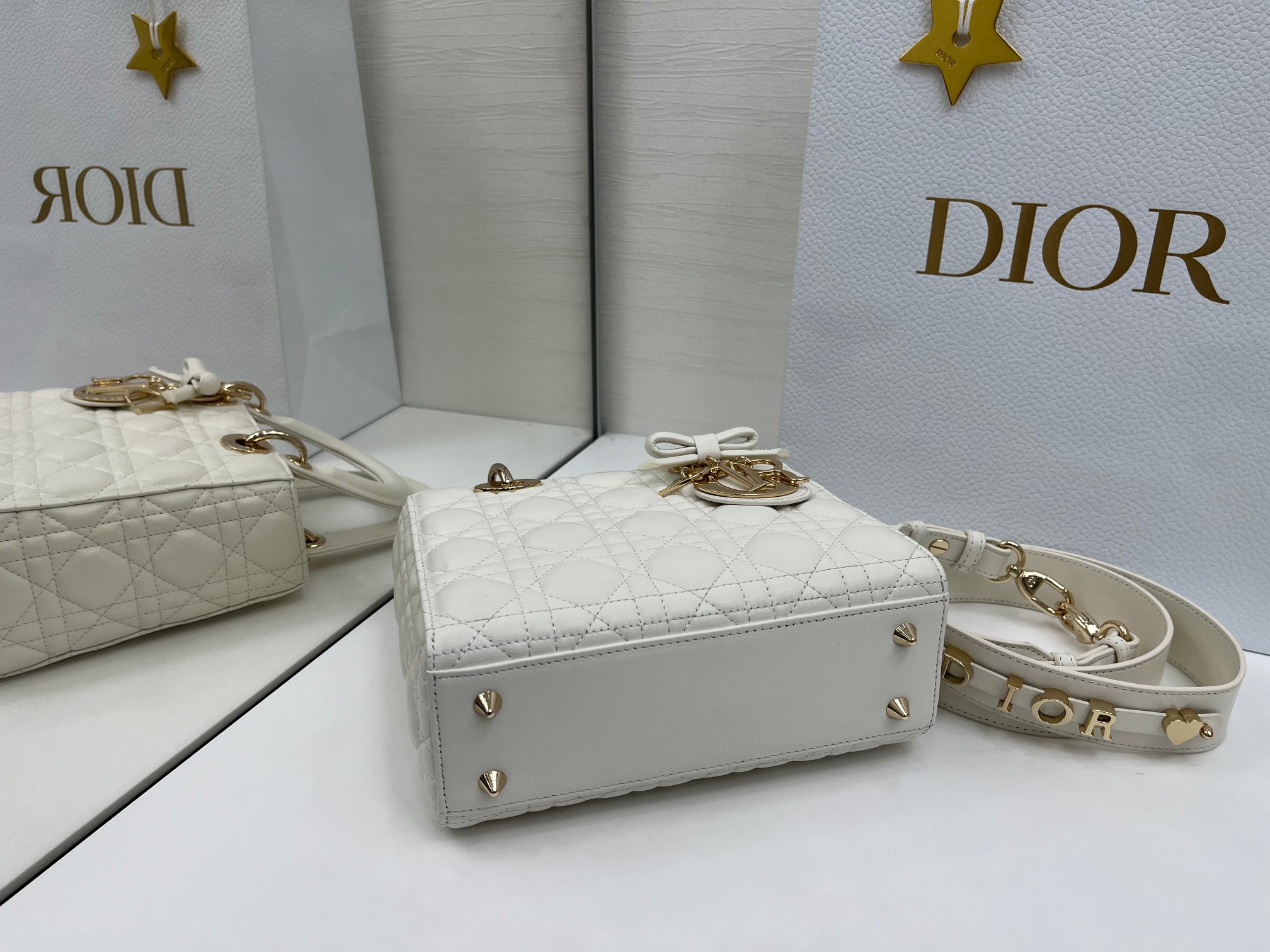 一比一Dior Lady D-Joy白色迷你包 蝴蝶結金扣氣質款式| 10 一比一Dior Lady D-Joy白色迷你包 蝴蝶結金扣氣質款式