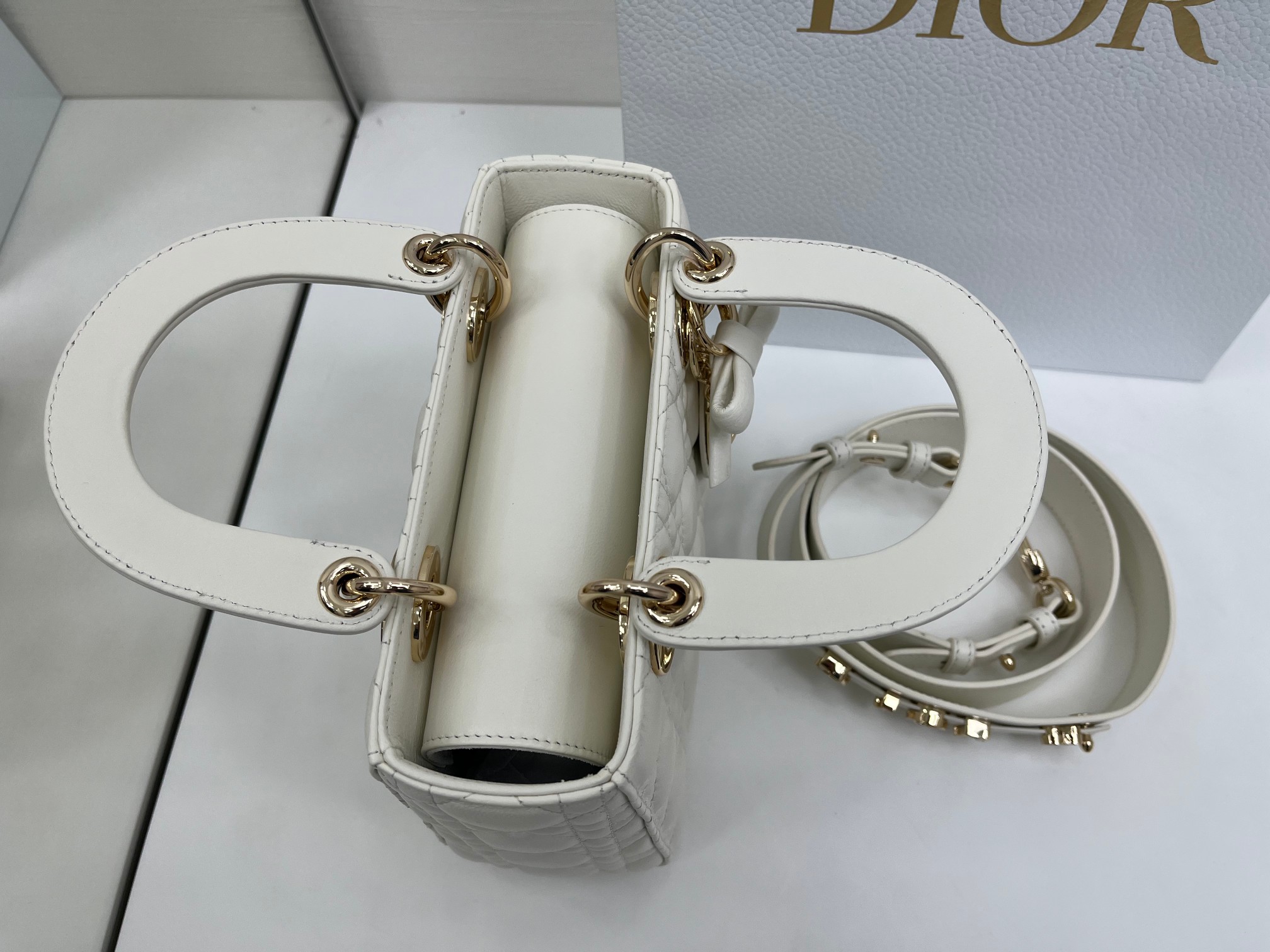 一比一Dior Lady D-Joy白色迷你包 蝴蝶結金扣氣質款式| 9 一比一Dior Lady D-Joy白色迷你包 蝴蝶結金扣氣質款式