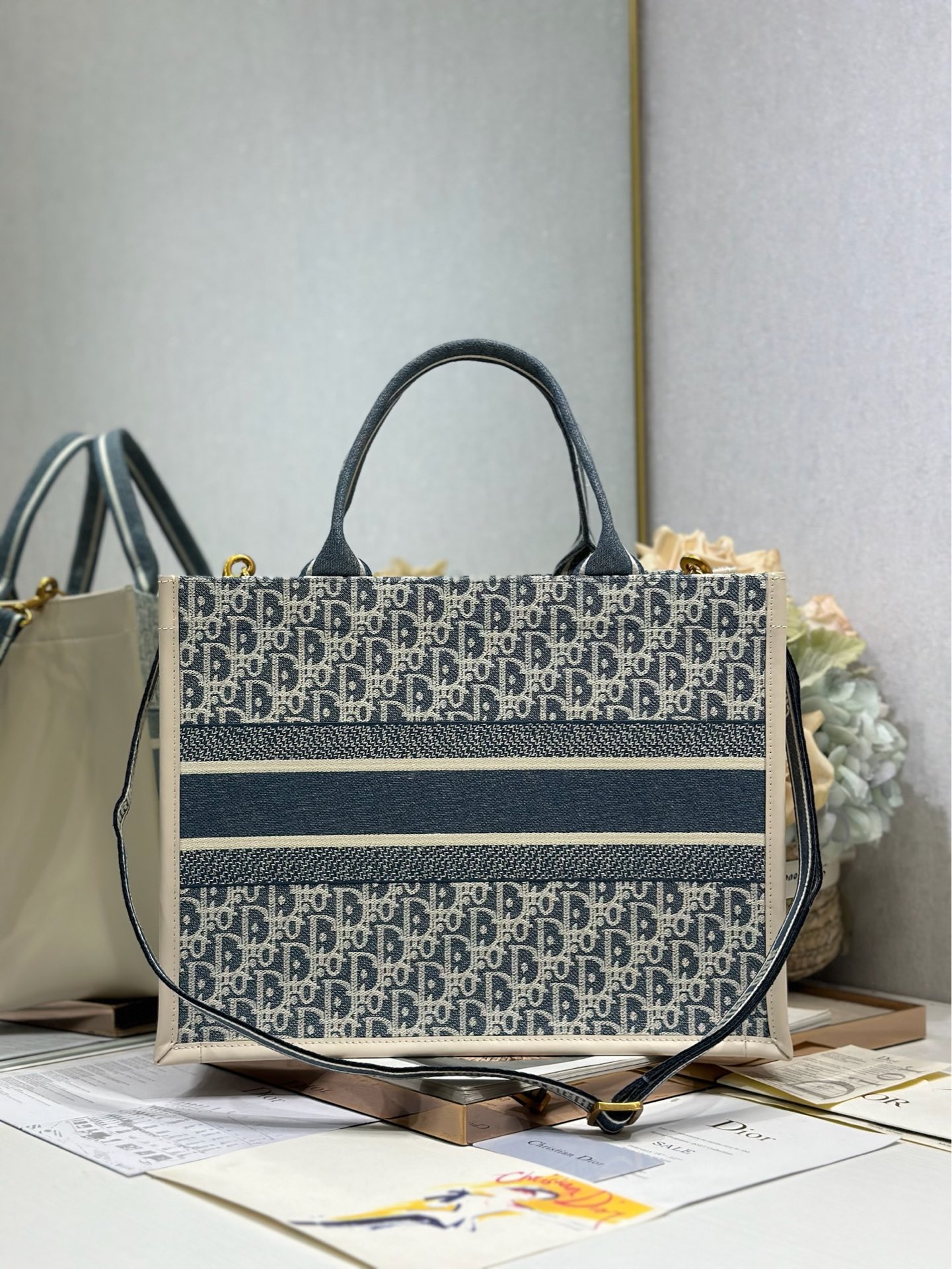 原單Dior Book Tote海軍藍滿版刺繡托特包 經典大尺寸托特設計| 12 原單Dior Book Tote海軍藍滿版刺繡托特包 經典大尺寸托特設計