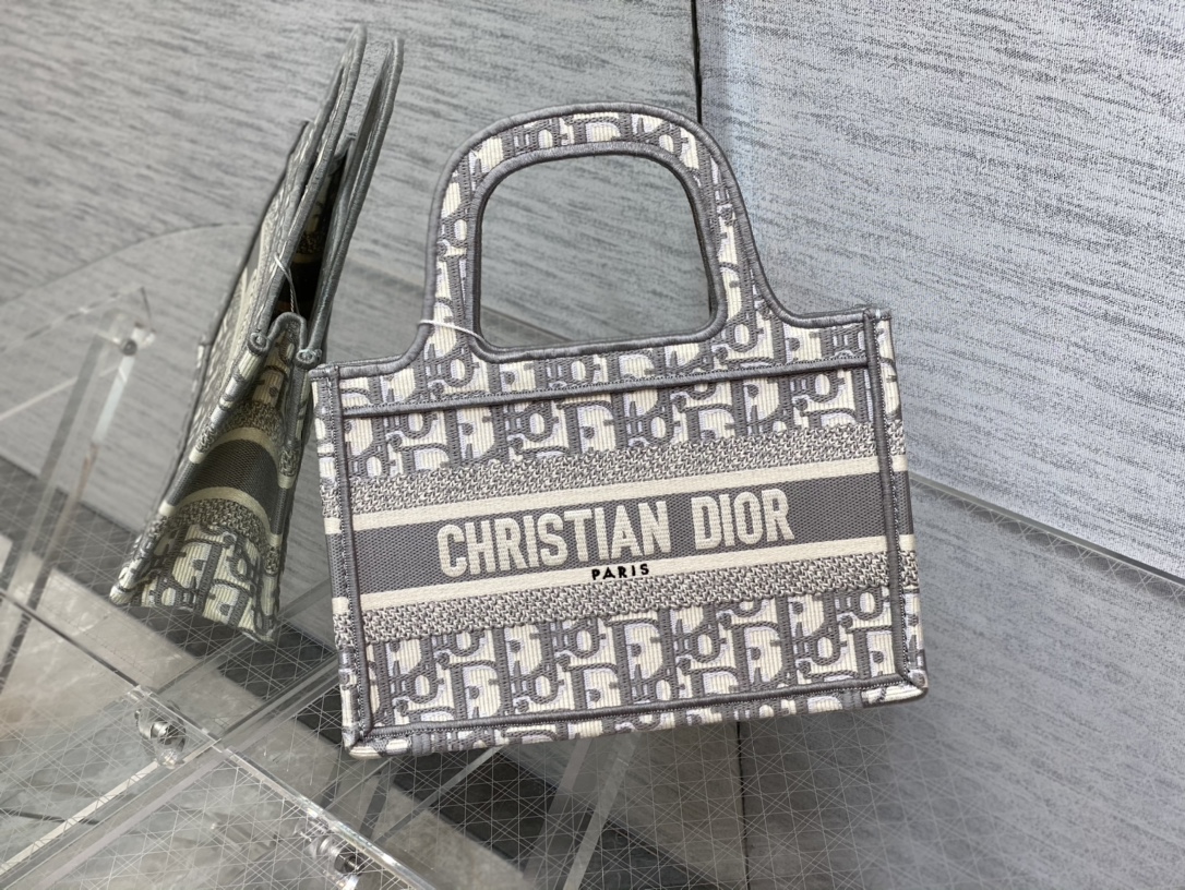 一比一Dior Book Tote 灰色動物刺繡托特包 森林風格大容量設計| 13 一比一Dior Book Tote 灰色動物刺繡托特包 森林風格大容量設計