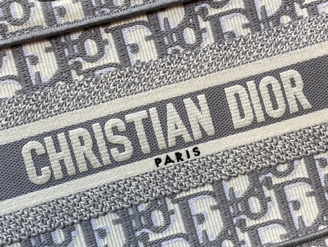 一比一Dior Book Tote 灰色動物刺繡托特包 森林風格大容量設計| 12 一比一Dior Book Tote 灰色動物刺繡托特包 森林風格大容量設計