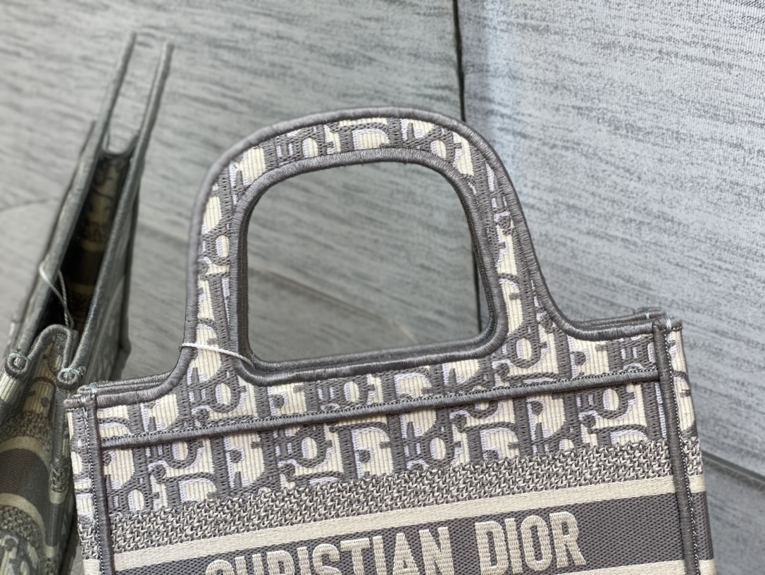 一比一Dior Book Tote 灰色動物刺繡托特包 森林風格大容量設計| 11 一比一Dior Book Tote 灰色動物刺繡托特包 森林風格大容量設計