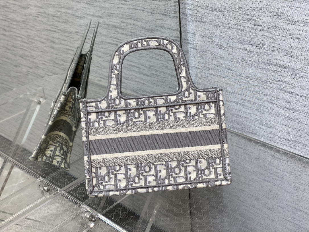 一比一Dior Book Tote 灰色動物刺繡托特包 森林風格大容量設計| 9 一比一Dior Book Tote 灰色動物刺繡托特包 森林風格大容量設計