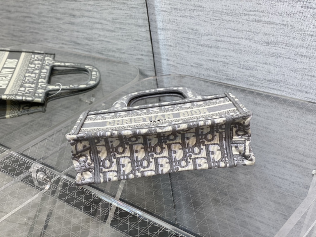 一比一Dior Book Tote 灰色動物刺繡托特包 森林風格大容量設計| 10 一比一Dior Book Tote 灰色動物刺繡托特包 森林風格大容量設計
