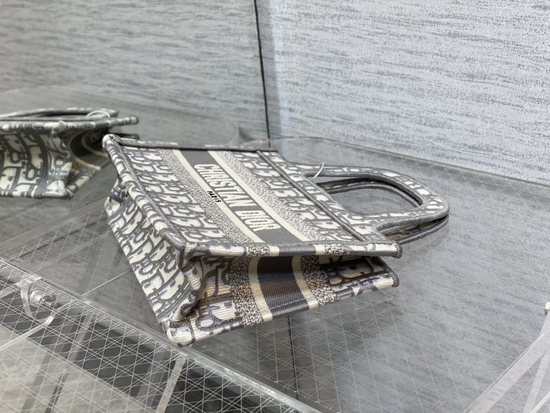 一比一Dior Book Tote 灰色動物刺繡托特包 森林風格大容量設計| 8 一比一Dior Book Tote 灰色動物刺繡托特包 森林風格大容量設計