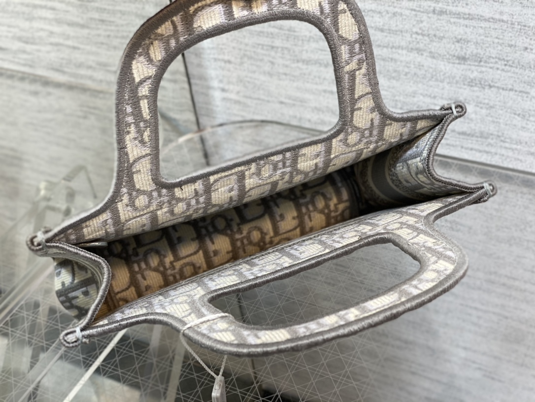 一比一Dior Book Tote 灰色動物刺繡托特包 森林風格大容量設計| 7 一比一Dior Book Tote 灰色動物刺繡托特包 森林風格大容量設計