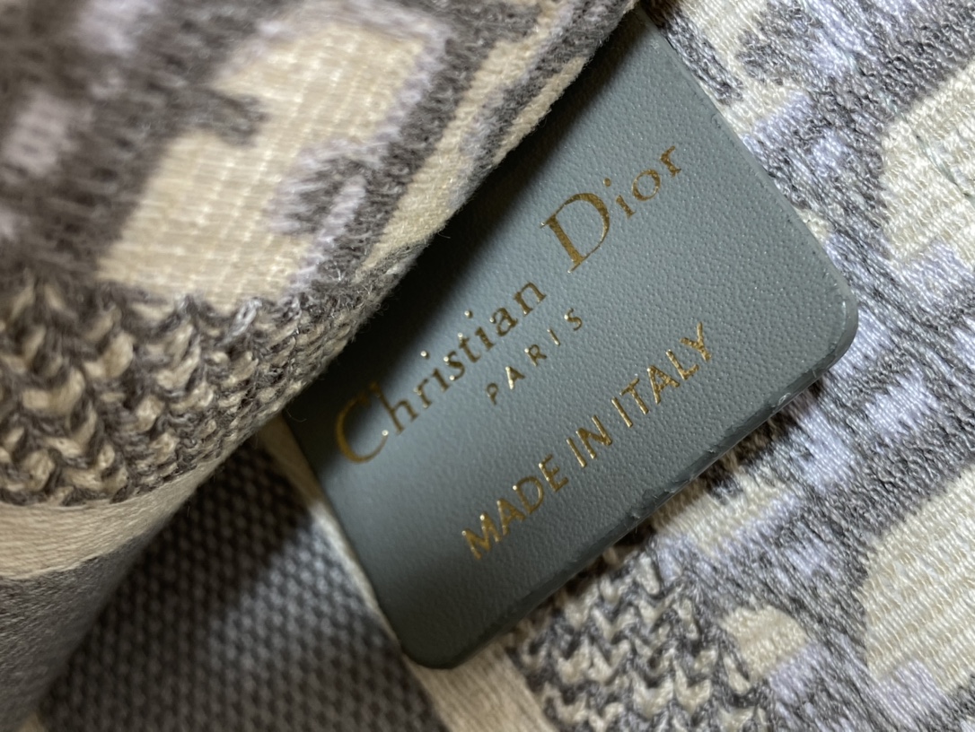 一比一Dior Book Tote 灰色動物刺繡托特包 森林風格大容量設計| 14 一比一Dior Book Tote 灰色動物刺繡托特包 森林風格大容量設計