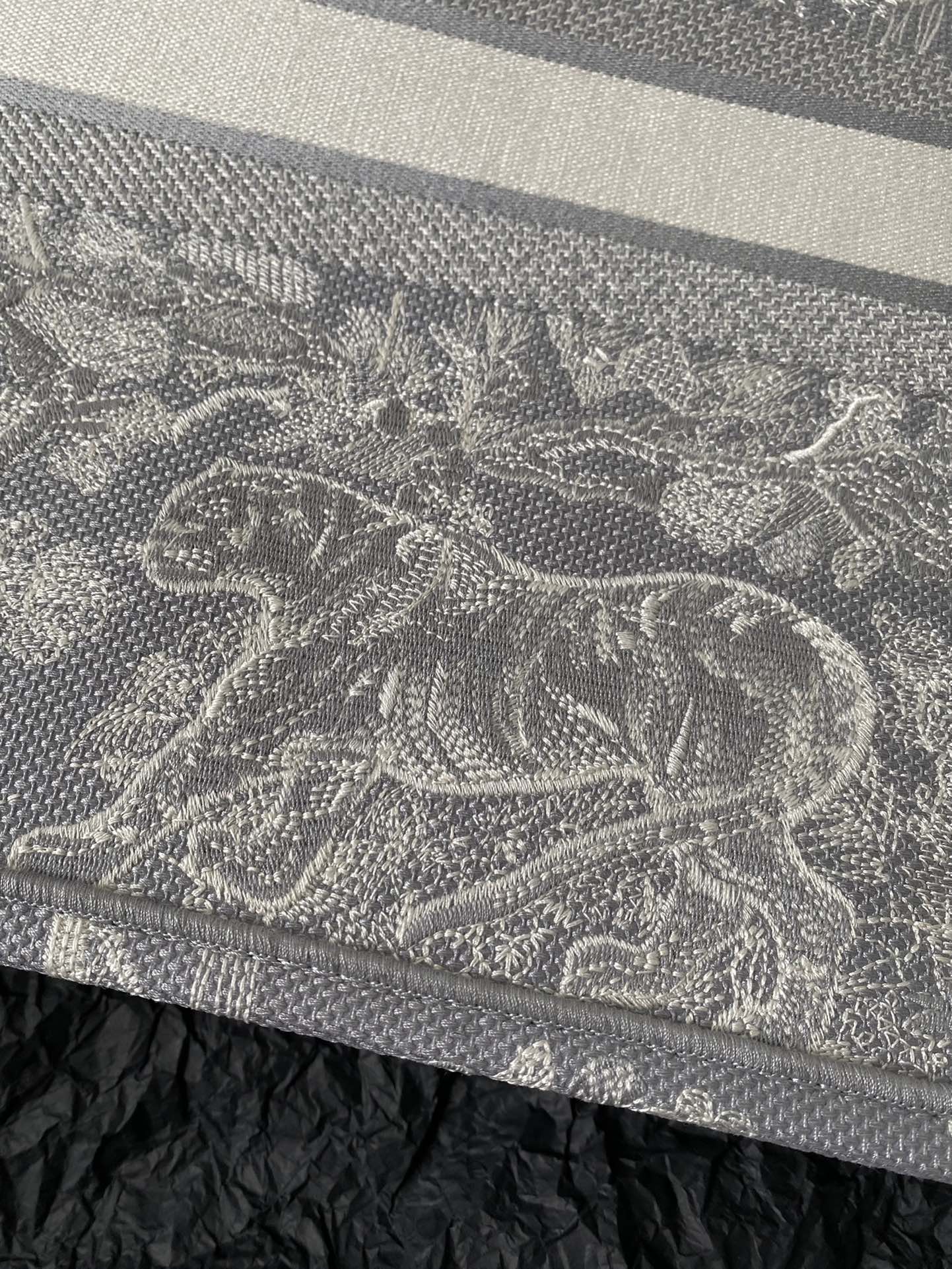一比一Dior Book Tote刺繡帆布托特包 灰白配色藝術大容量款| 9 一比一Dior Book Tote刺繡帆布托特包 灰白配色藝術大容量款