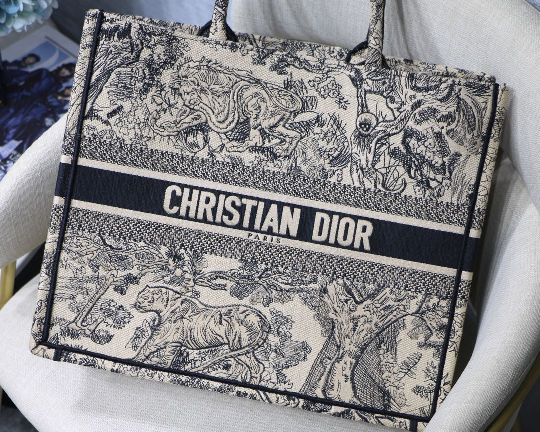 高仿Dior Book Tote米白黑刺繡托特包 經典圖騰通勤休閒兩用| 14 高仿Dior Book Tote米白黑刺繡托特包 經典圖騰通勤休閒兩用