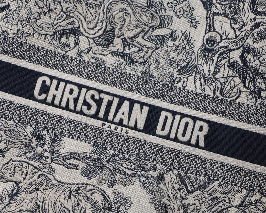 高仿Dior Book Tote米白黑刺繡托特包 經典圖騰通勤休閒兩用| 13 高仿Dior Book Tote米白黑刺繡托特包 經典圖騰通勤休閒兩用