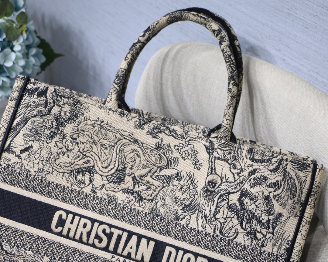 高仿Dior Book Tote米白黑刺繡托特包 經典圖騰通勤休閒兩用| 12 高仿Dior Book Tote米白黑刺繡托特包 經典圖騰通勤休閒兩用