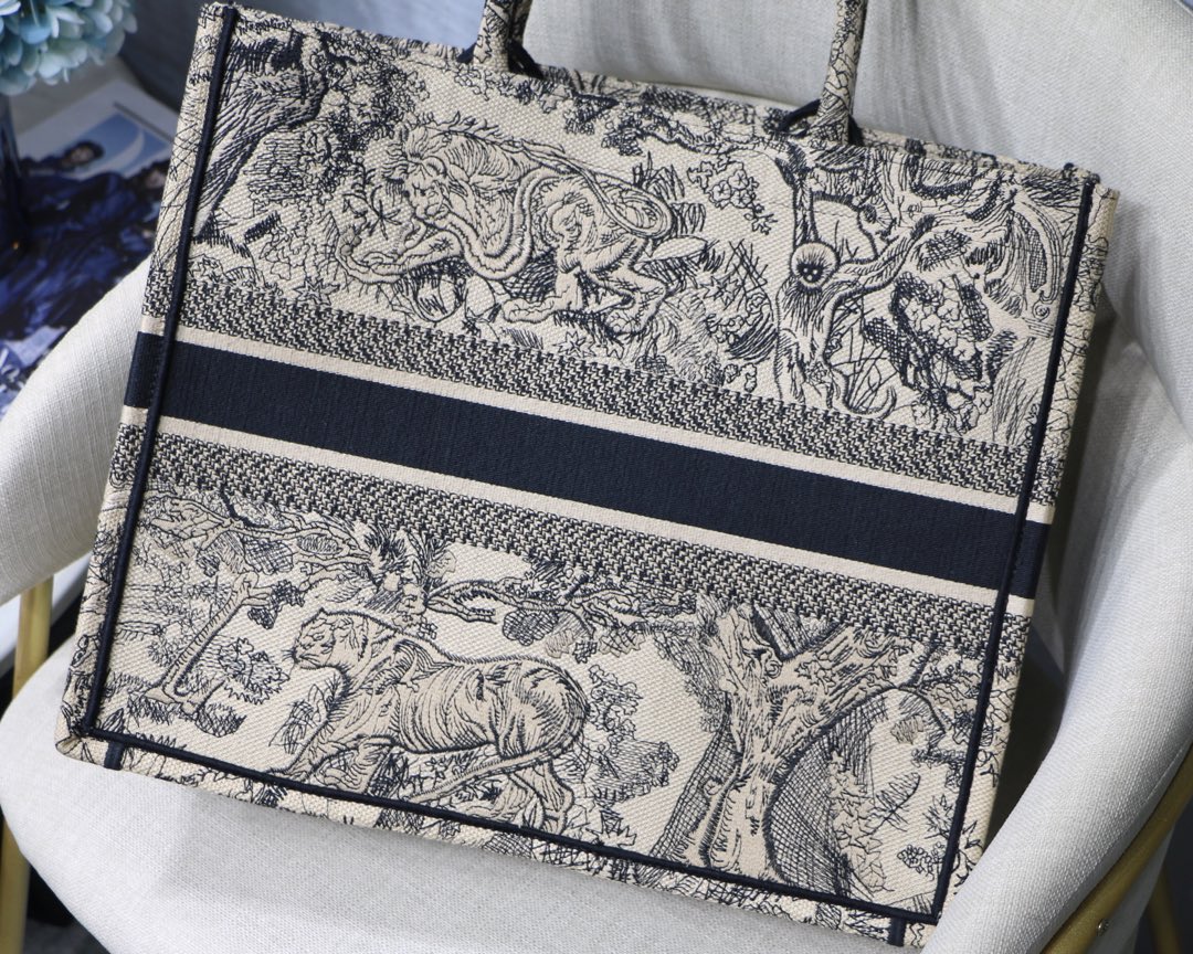 高仿Dior Book Tote米白黑刺繡托特包 經典圖騰通勤休閒兩用| 11 高仿Dior Book Tote米白黑刺繡托特包 經典圖騰通勤休閒兩用
