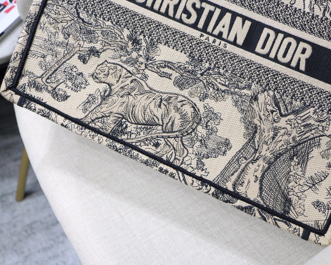 高仿Dior Book Tote米白黑刺繡托特包 經典圖騰通勤休閒兩用| 10 高仿Dior Book Tote米白黑刺繡托特包 經典圖騰通勤休閒兩用