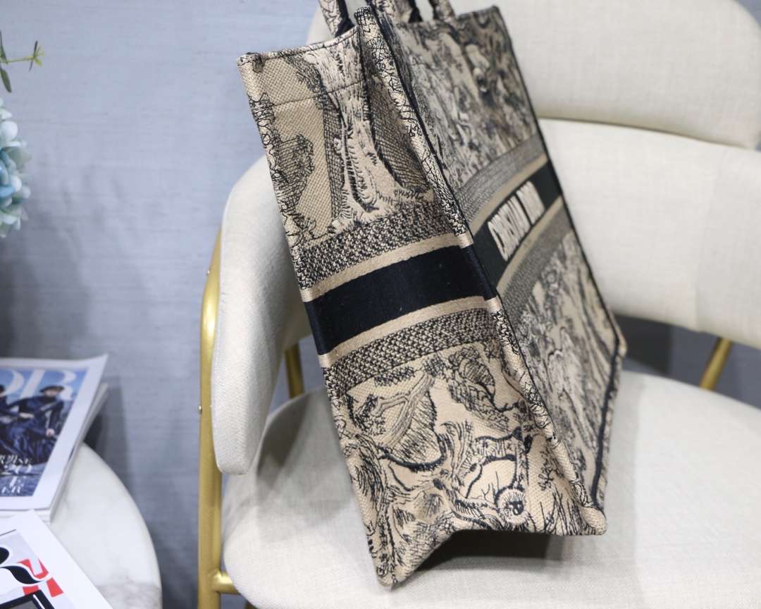 高仿Dior Book Tote米白黑刺繡托特包 經典圖騰通勤休閒兩用| 9 高仿Dior Book Tote米白黑刺繡托特包 經典圖騰通勤休閒兩用