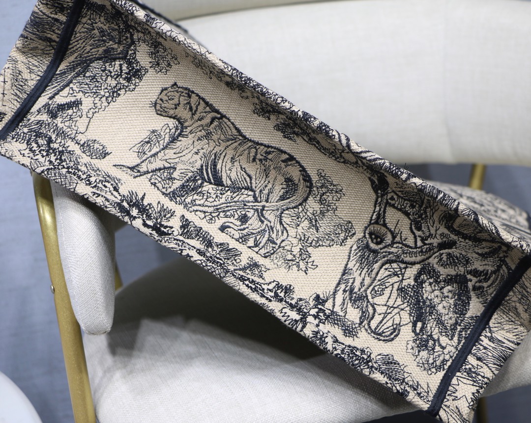 高仿Dior Book Tote米白黑刺繡托特包 經典圖騰通勤休閒兩用| 8 高仿Dior Book Tote米白黑刺繡托特包 經典圖騰通勤休閒兩用