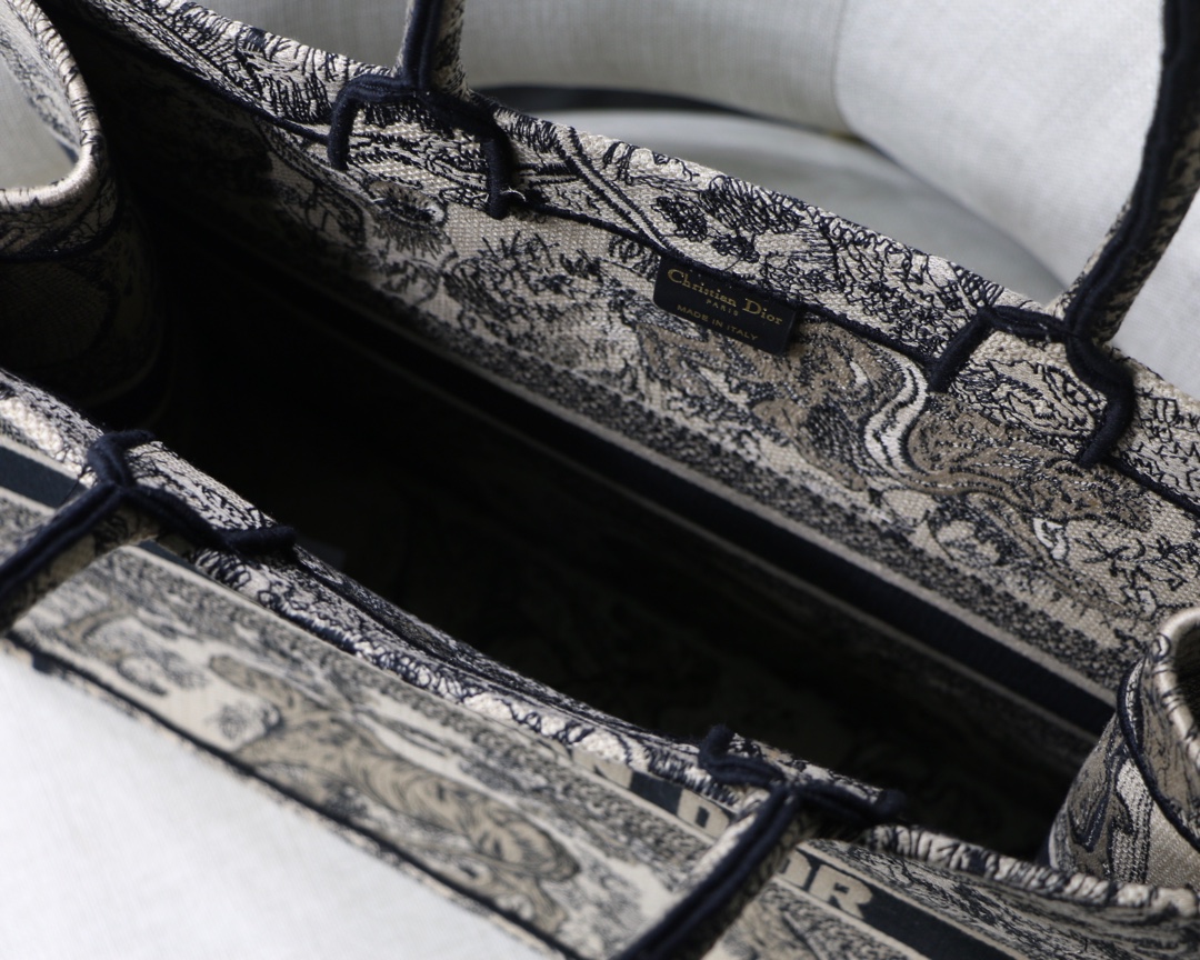 高仿Dior Book Tote米白黑刺繡托特包 經典圖騰通勤休閒兩用| 7 高仿Dior Book Tote米白黑刺繡托特包 經典圖騰通勤休閒兩用