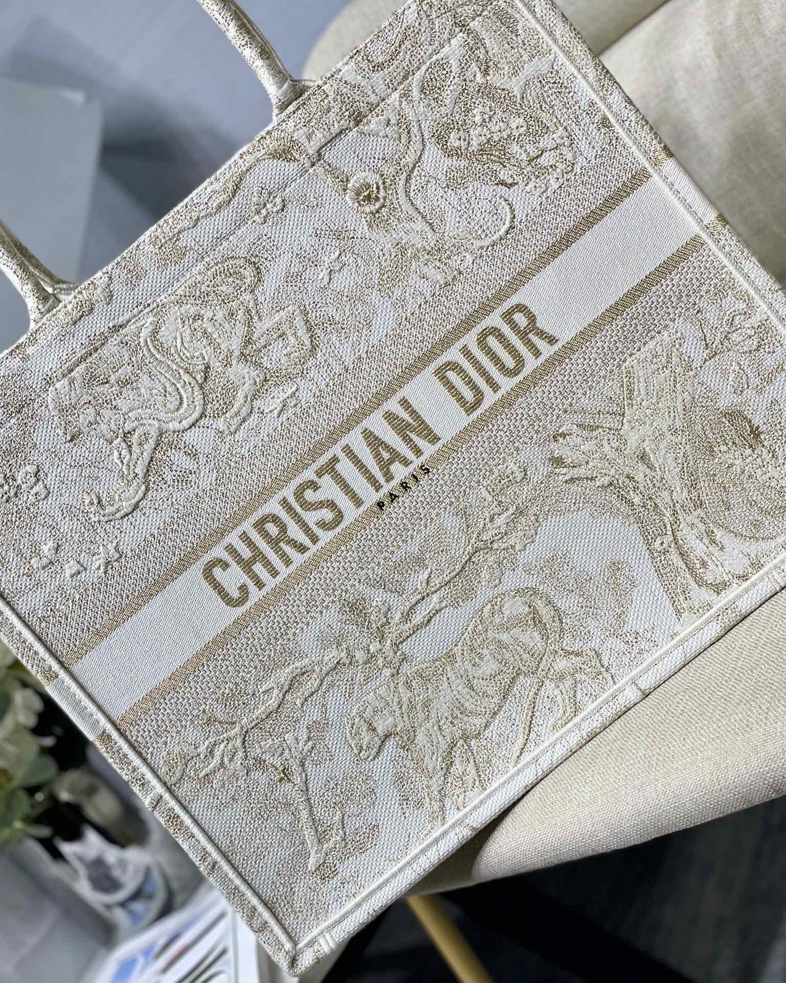 原單Dior Book Tote奶白色刺繡托特包 奢華立體圖騰大容量設計| 14 原單Dior Book Tote奶白色刺繡托特包 奢華立體圖騰大容量設計