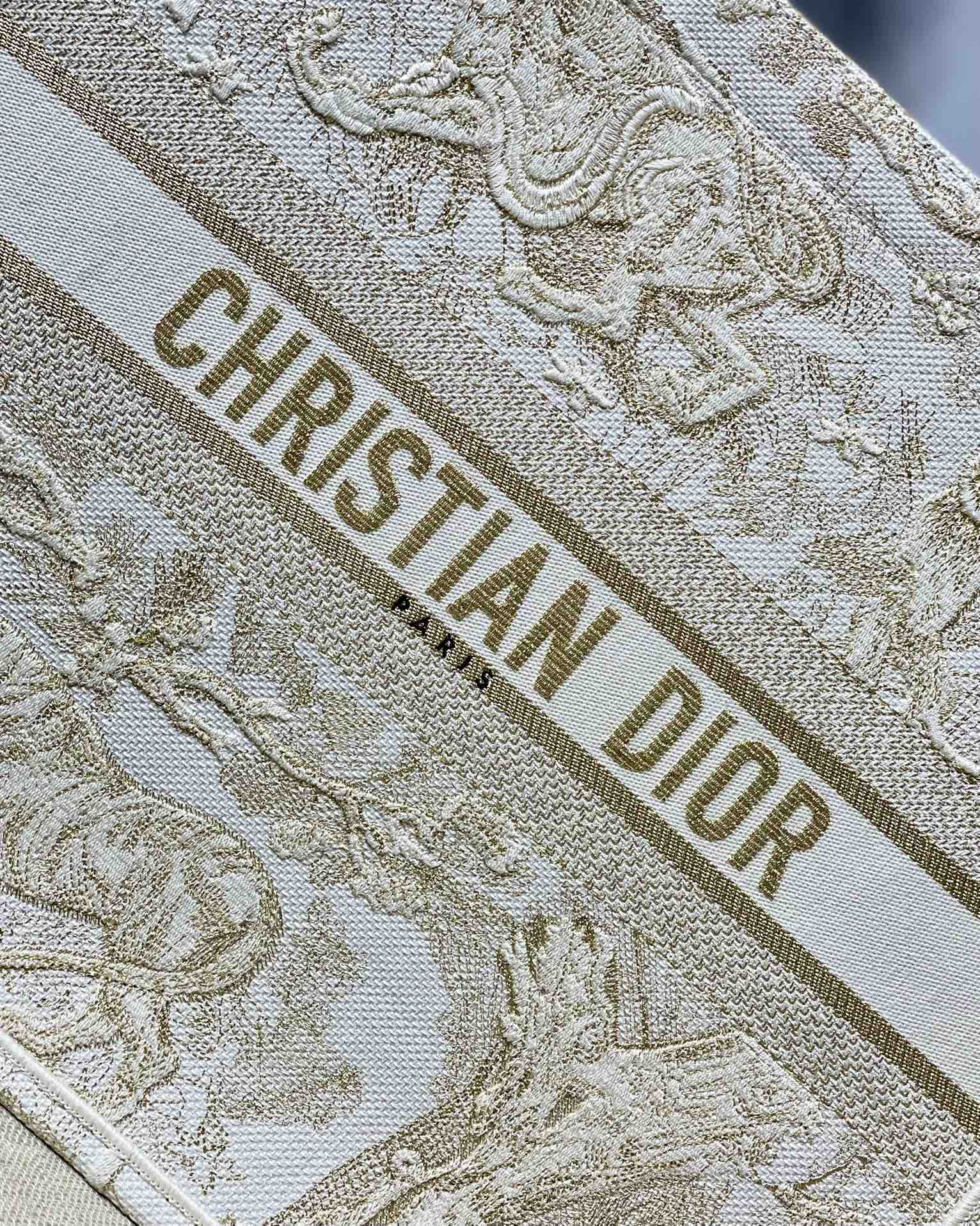 原單Dior Book Tote奶白色刺繡托特包 奢華立體圖騰大容量設計| 13 原單Dior Book Tote奶白色刺繡托特包 奢華立體圖騰大容量設計