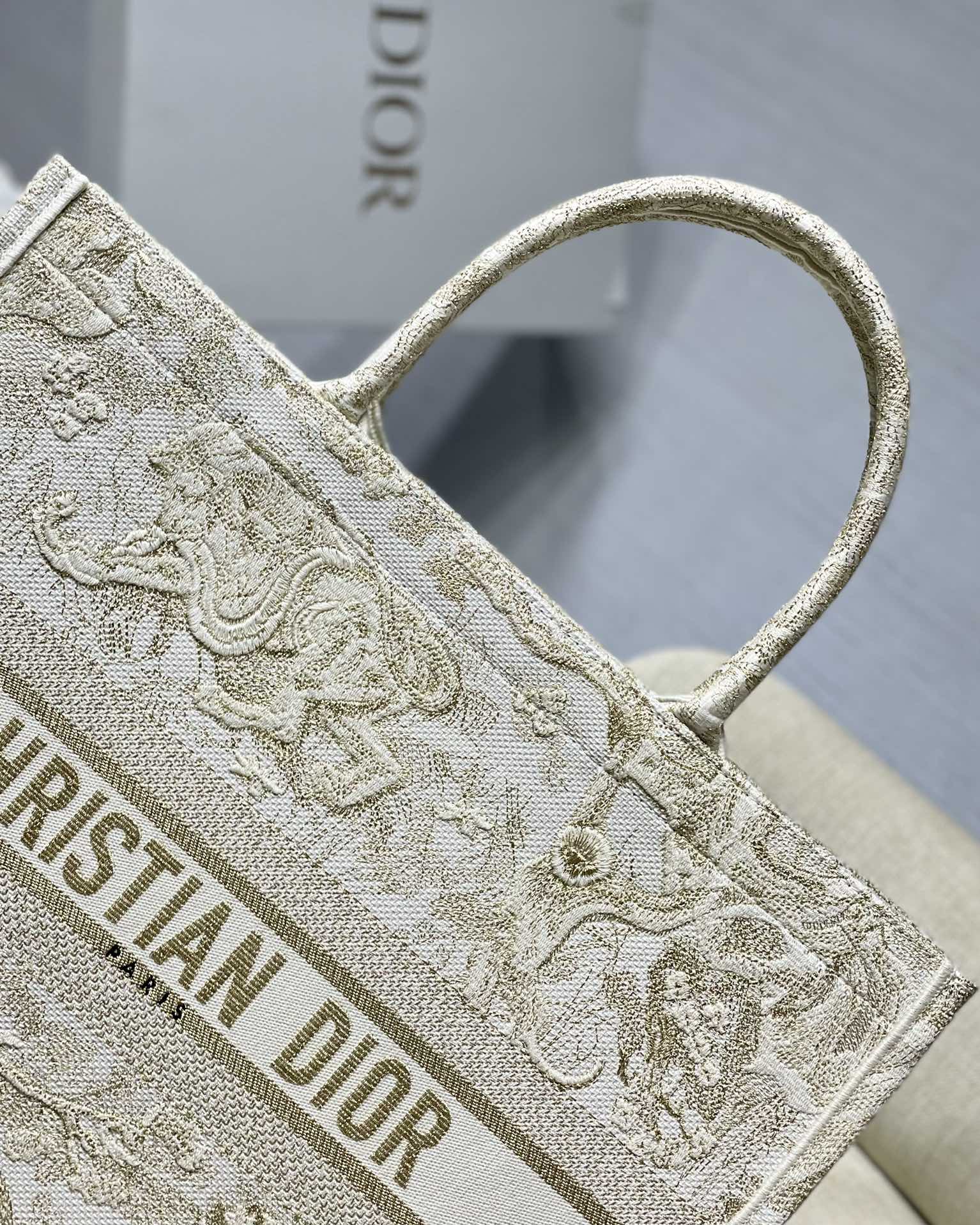 原單Dior Book Tote奶白色刺繡托特包 奢華立體圖騰大容量設計| 12 原單Dior Book Tote奶白色刺繡托特包 奢華立體圖騰大容量設計