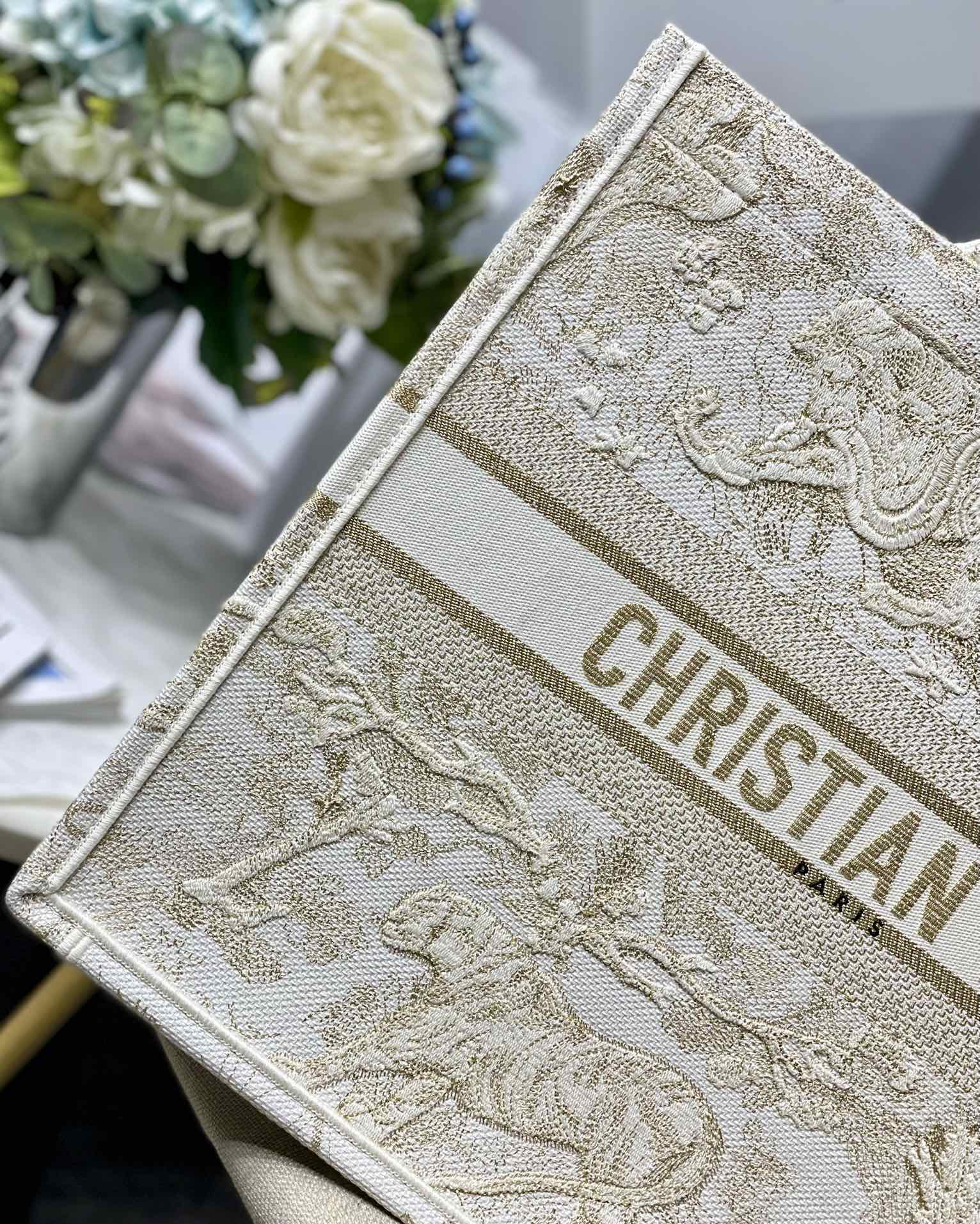 原單Dior Book Tote奶白色刺繡托特包 奢華立體圖騰大容量設計| 11 原單Dior Book Tote奶白色刺繡托特包 奢華立體圖騰大容量設計