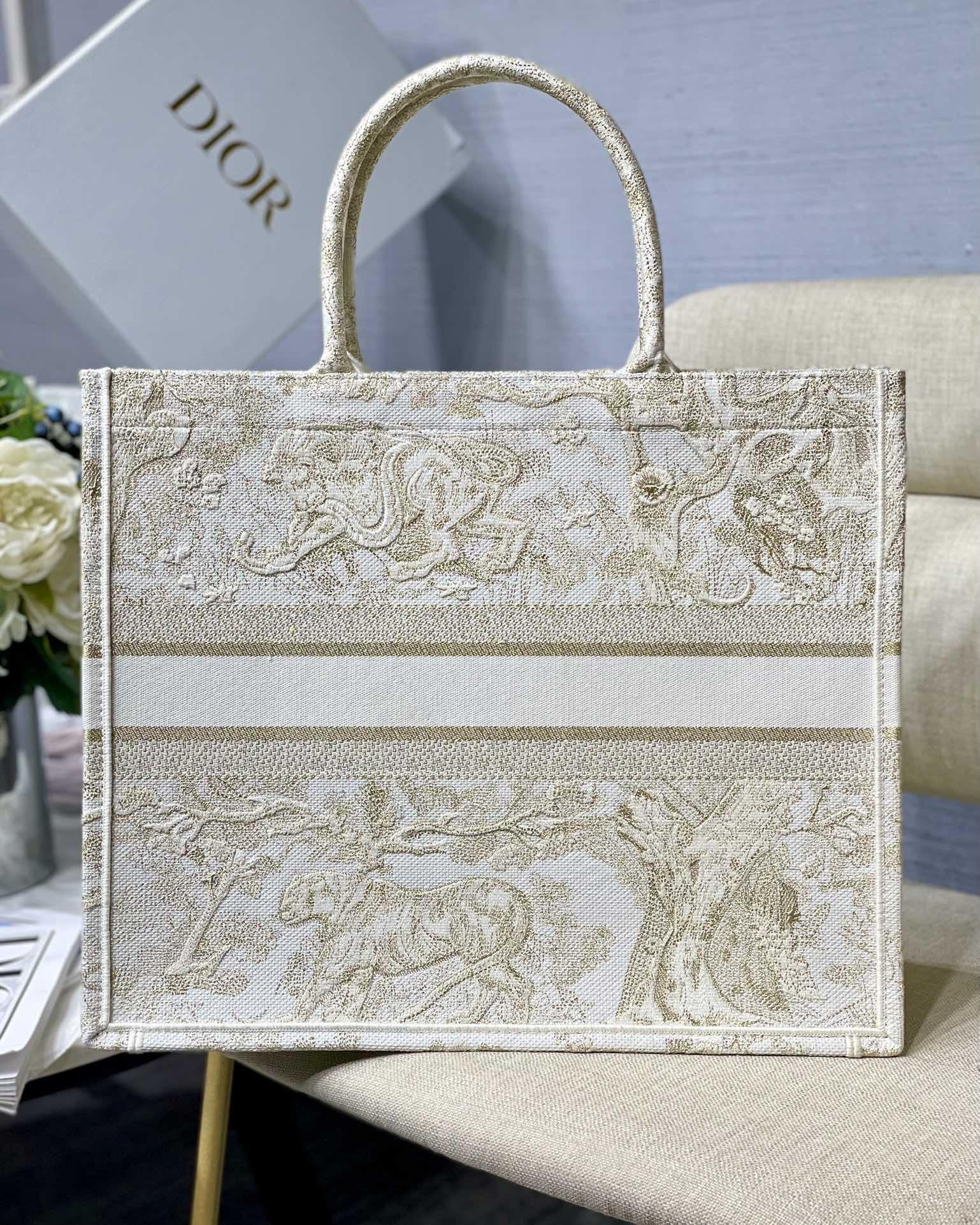 原單Dior Book Tote奶白色刺繡托特包 奢華立體圖騰大容量設計| 10 原單Dior Book Tote奶白色刺繡托特包 奢華立體圖騰大容量設計