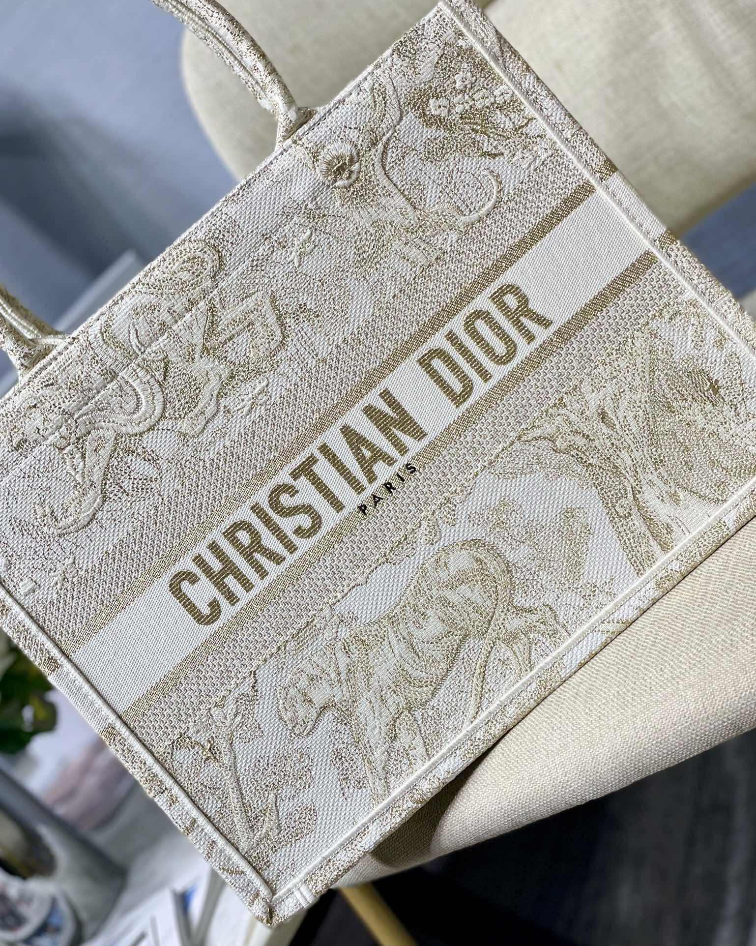 高仿Dior Book Tote奶白小號刺繡托特包 圓弧提把手提休閒推薦| 14 高仿Dior Book Tote奶白小號刺繡托特包 圓弧提把手提休閒推薦