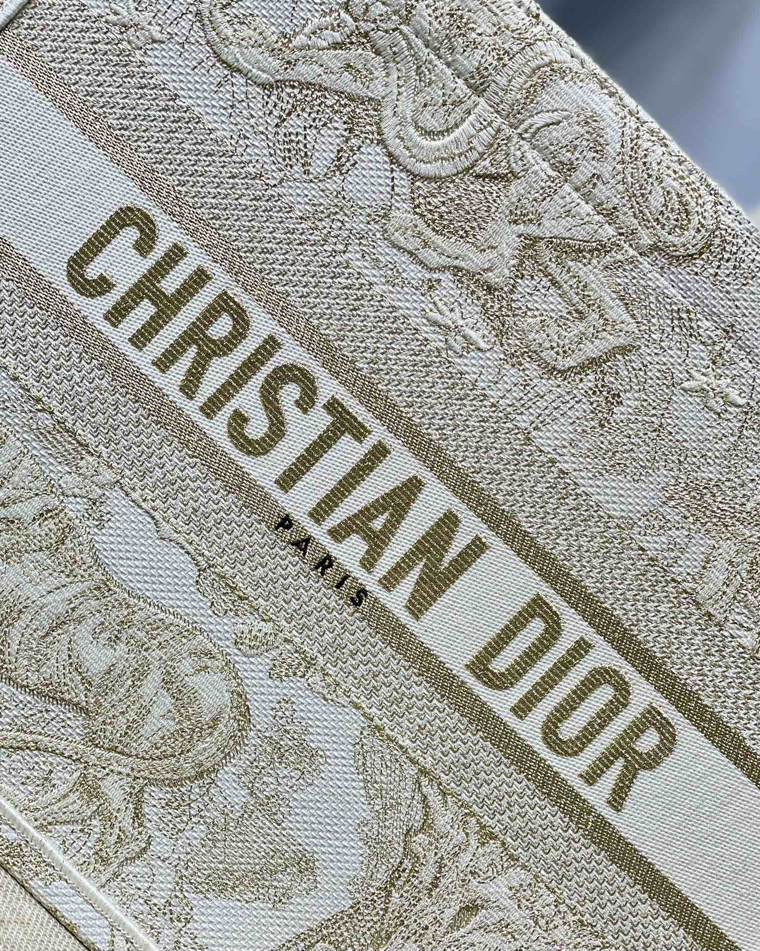 高仿Dior Book Tote奶白小號刺繡托特包 圓弧提把手提休閒推薦| 13 高仿Dior Book Tote奶白小號刺繡托特包 圓弧提把手提休閒推薦