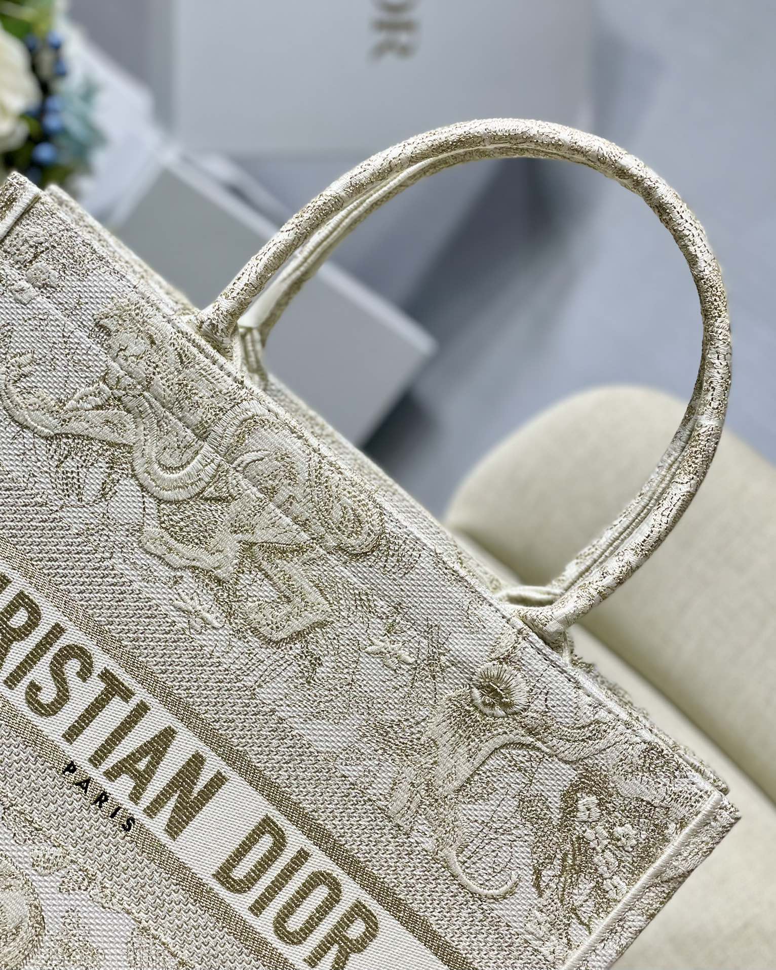 高仿Dior Book Tote奶白小號刺繡托特包 圓弧提把手提休閒推薦| 12 高仿Dior Book Tote奶白小號刺繡托特包 圓弧提把手提休閒推薦