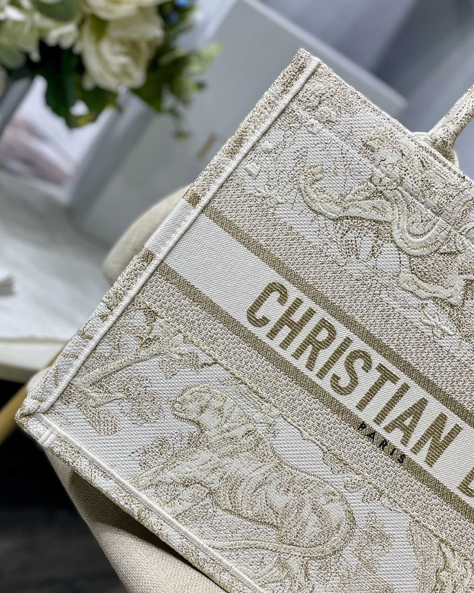 高仿Dior Book Tote奶白小號刺繡托特包 圓弧提把手提休閒推薦| 11 高仿Dior Book Tote奶白小號刺繡托特包 圓弧提把手提休閒推薦