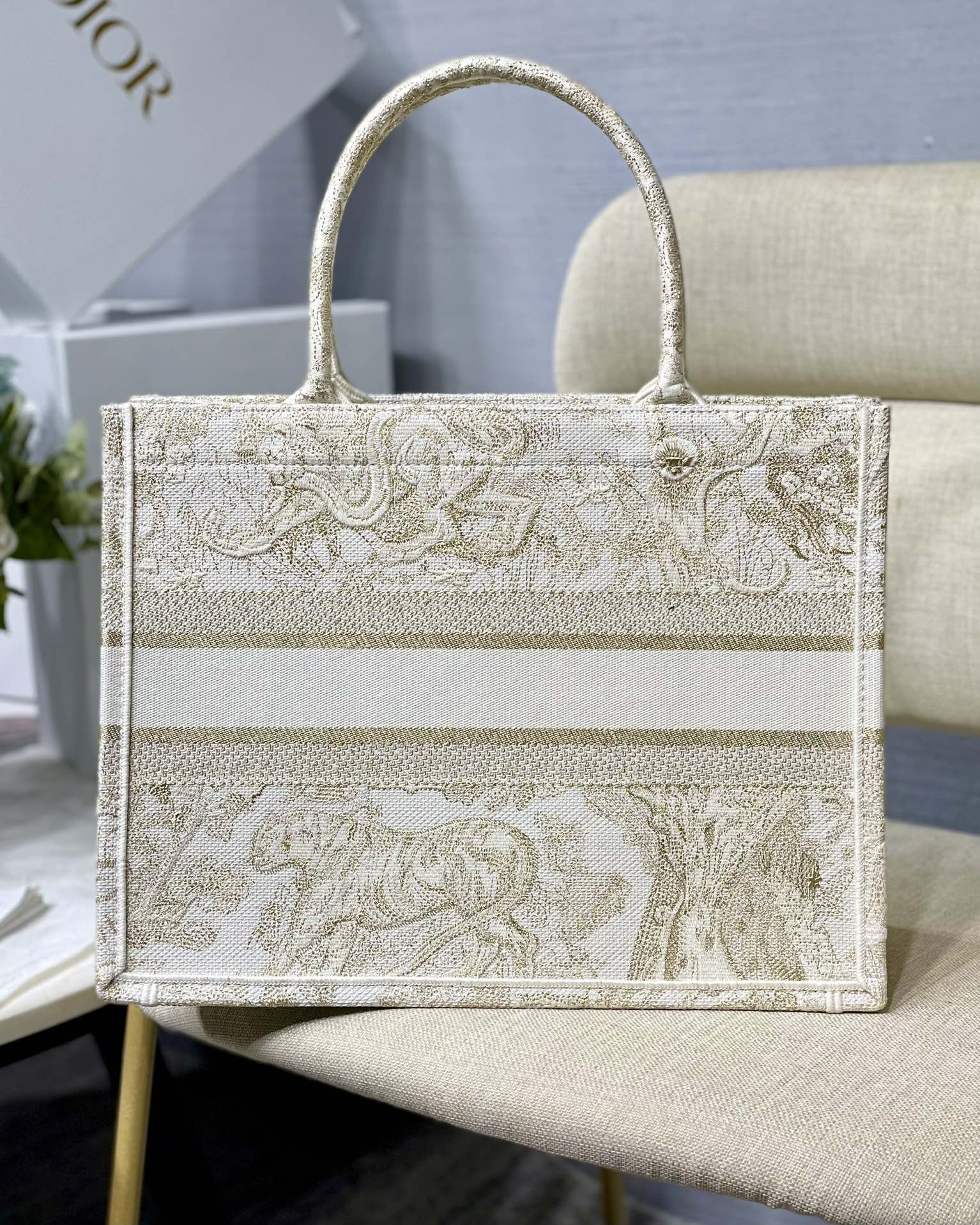 高仿Dior Book Tote奶白小號刺繡托特包 圓弧提把手提休閒推薦| 10 高仿Dior Book Tote奶白小號刺繡托特包 圓弧提把手提休閒推薦