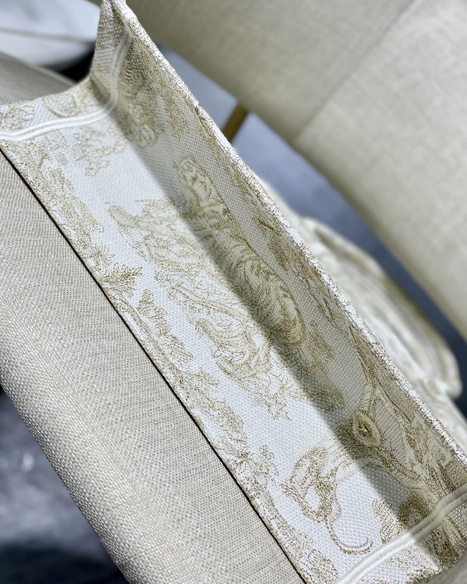 高仿Dior Book Tote奶白小號刺繡托特包 圓弧提把手提休閒推薦| 8 高仿Dior Book Tote奶白小號刺繡托特包 圓弧提把手提休閒推薦