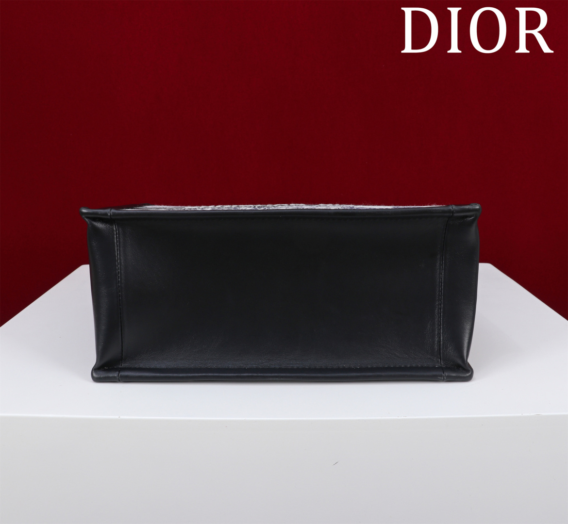 原單Dior Book Tote黑白風格印花托特包 中性藝術刺繡設計| 12 原單Dior Book Tote黑白風格印花托特包 中性藝術刺繡設計