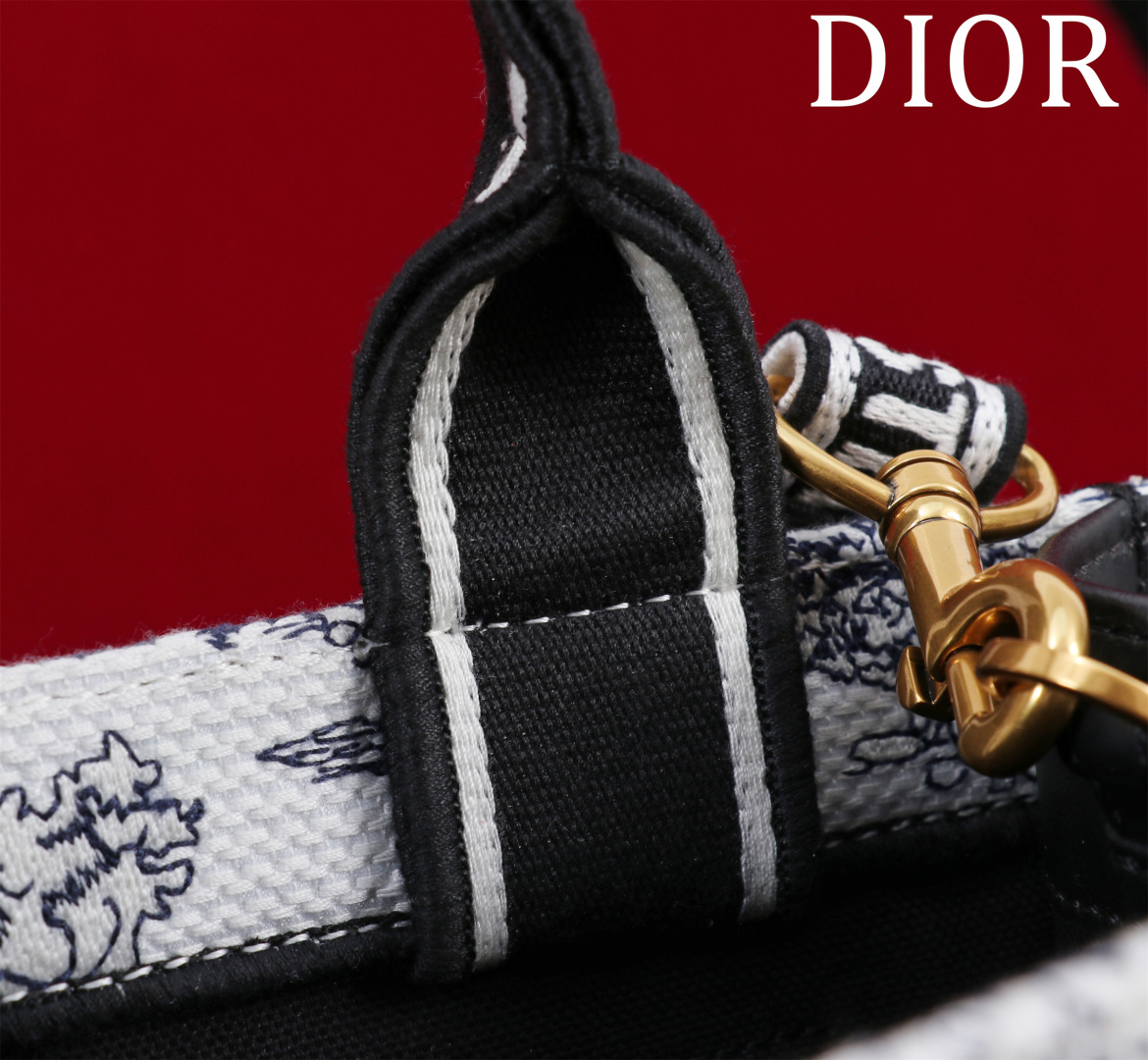 原單Dior Book Tote黑白風格印花托特包 中性藝術刺繡設計| 9 原單Dior Book Tote黑白風格印花托特包 中性藝術刺繡設計