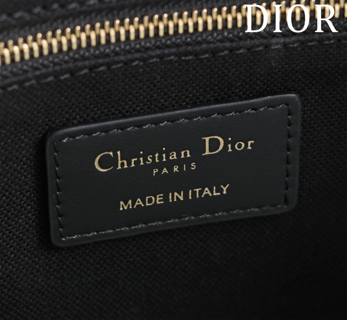 原單Dior Book Tote黑白風格印花托特包 中性藝術刺繡設計| 7 原單Dior Book Tote黑白風格印花托特包 中性藝術刺繡設計