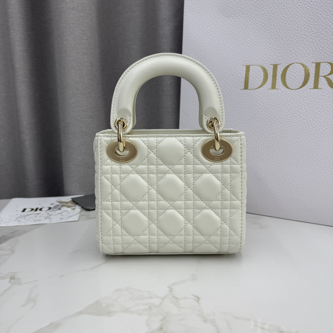 高仿Dior白色Lady手提包 小巧藤格紋金屬字母吊飾款| 13 高仿Dior白色Lady手提包 小巧藤格紋金屬字母吊飾款