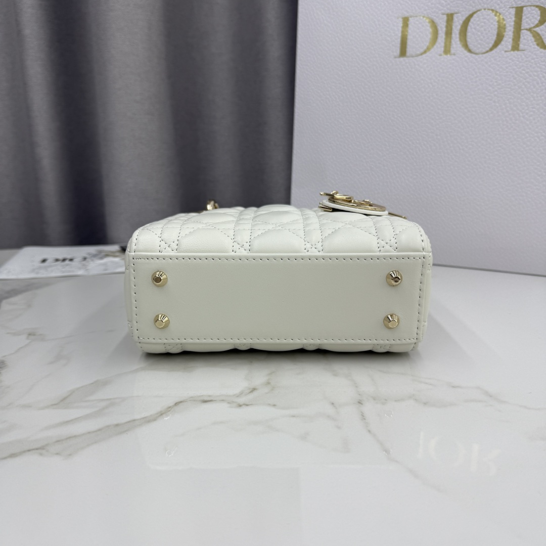 高仿Dior白色Lady手提包 小巧藤格紋金屬字母吊飾款| 10 高仿Dior白色Lady手提包 小巧藤格紋金屬字母吊飾款