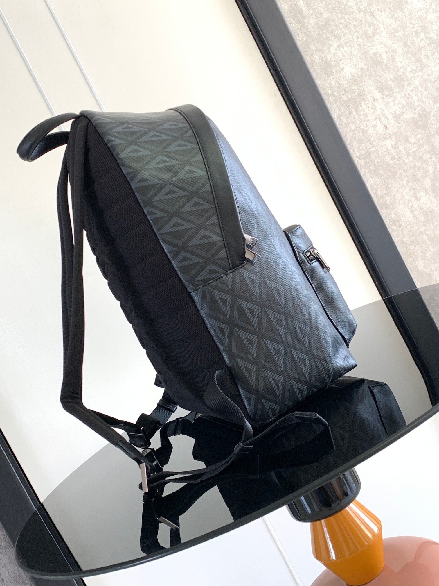 Dior 高仿男款黑色後背包立體壓紋質感十足| 14 Dior 高仿男款黑色後背包立體壓紋質感十足