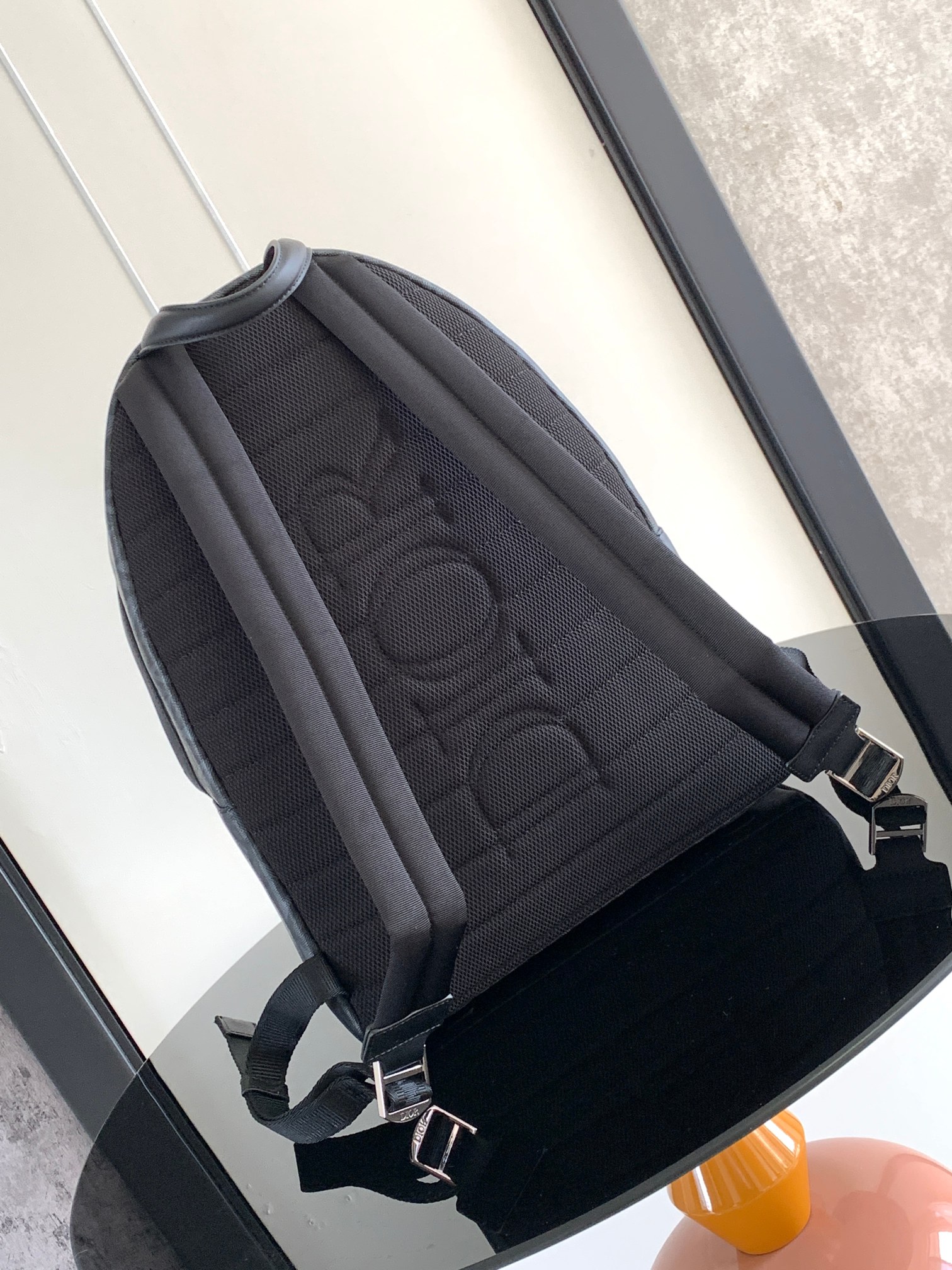 Dior 高仿男款黑色後背包立體壓紋質感十足| 13 Dior 高仿男款黑色後背包立體壓紋質感十足