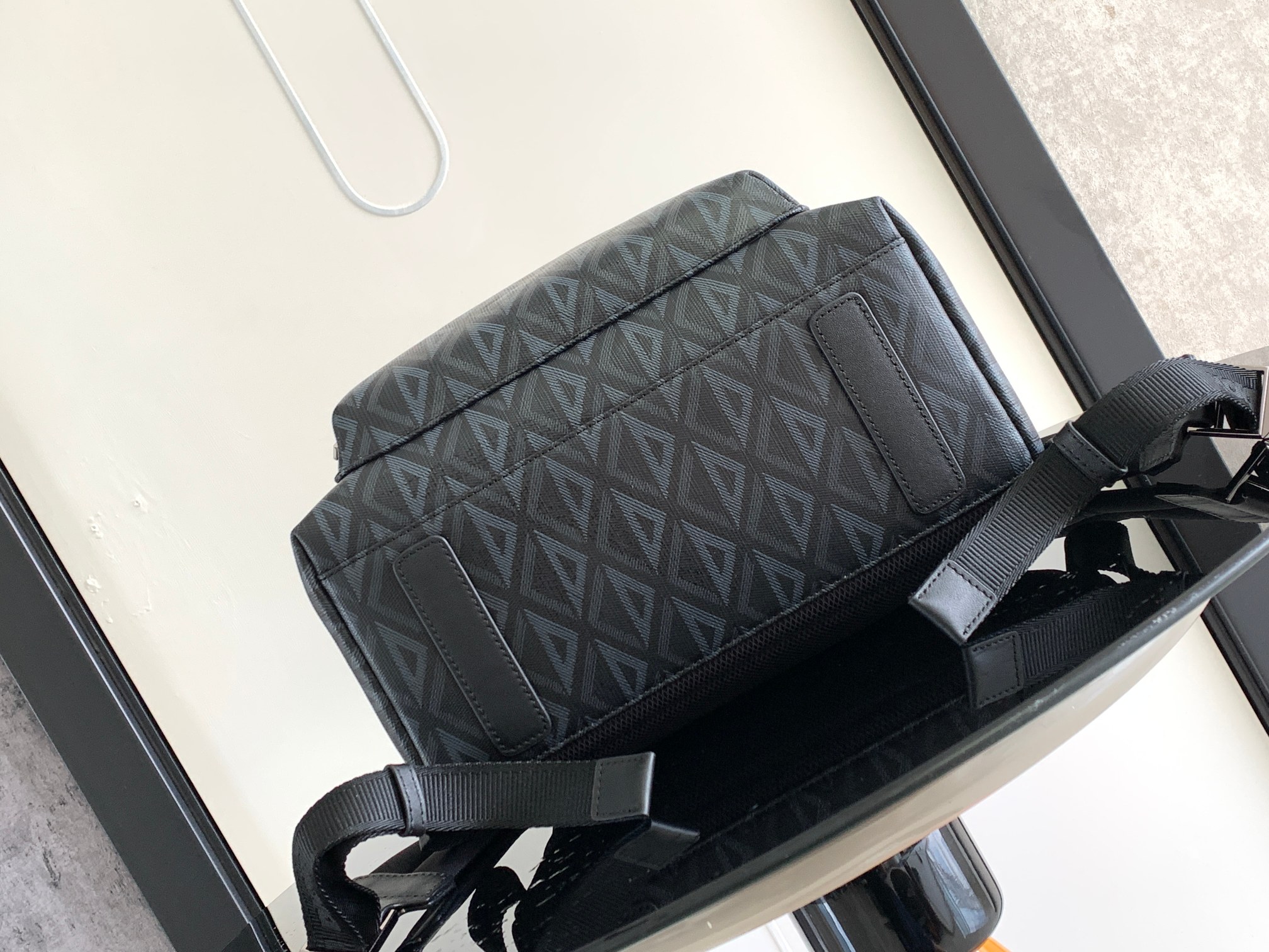 Dior 高仿男款黑色後背包立體壓紋質感十足| 12 Dior 高仿男款黑色後背包立體壓紋質感十足