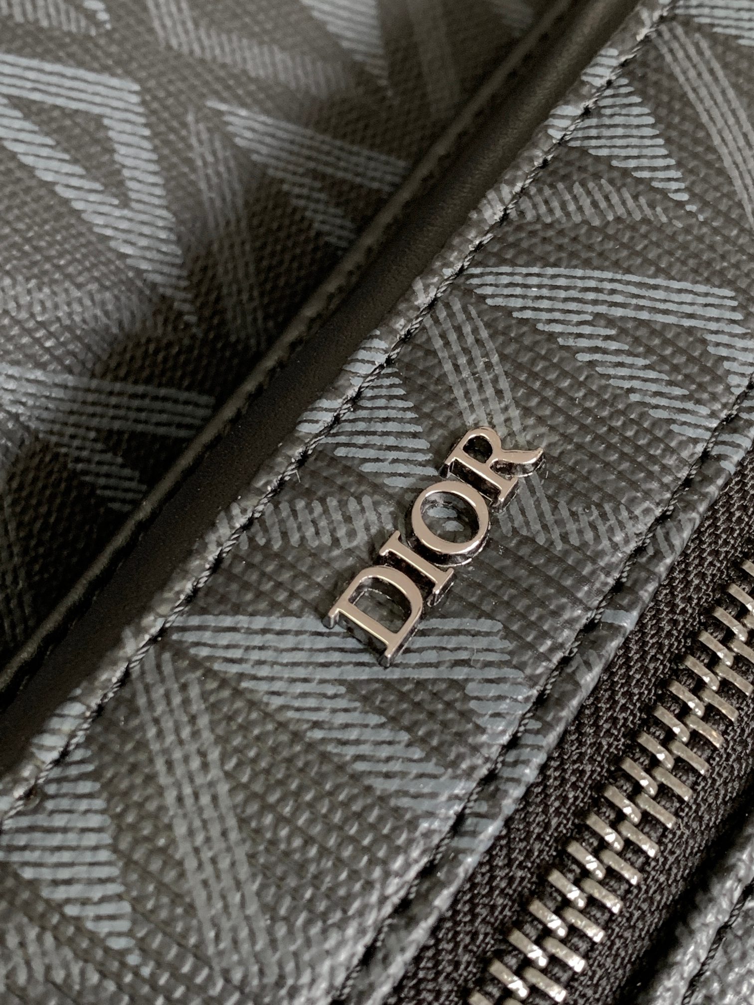 Dior 高仿男款黑色後背包立體壓紋質感十足| 11 Dior 高仿男款黑色後背包立體壓紋質感十足