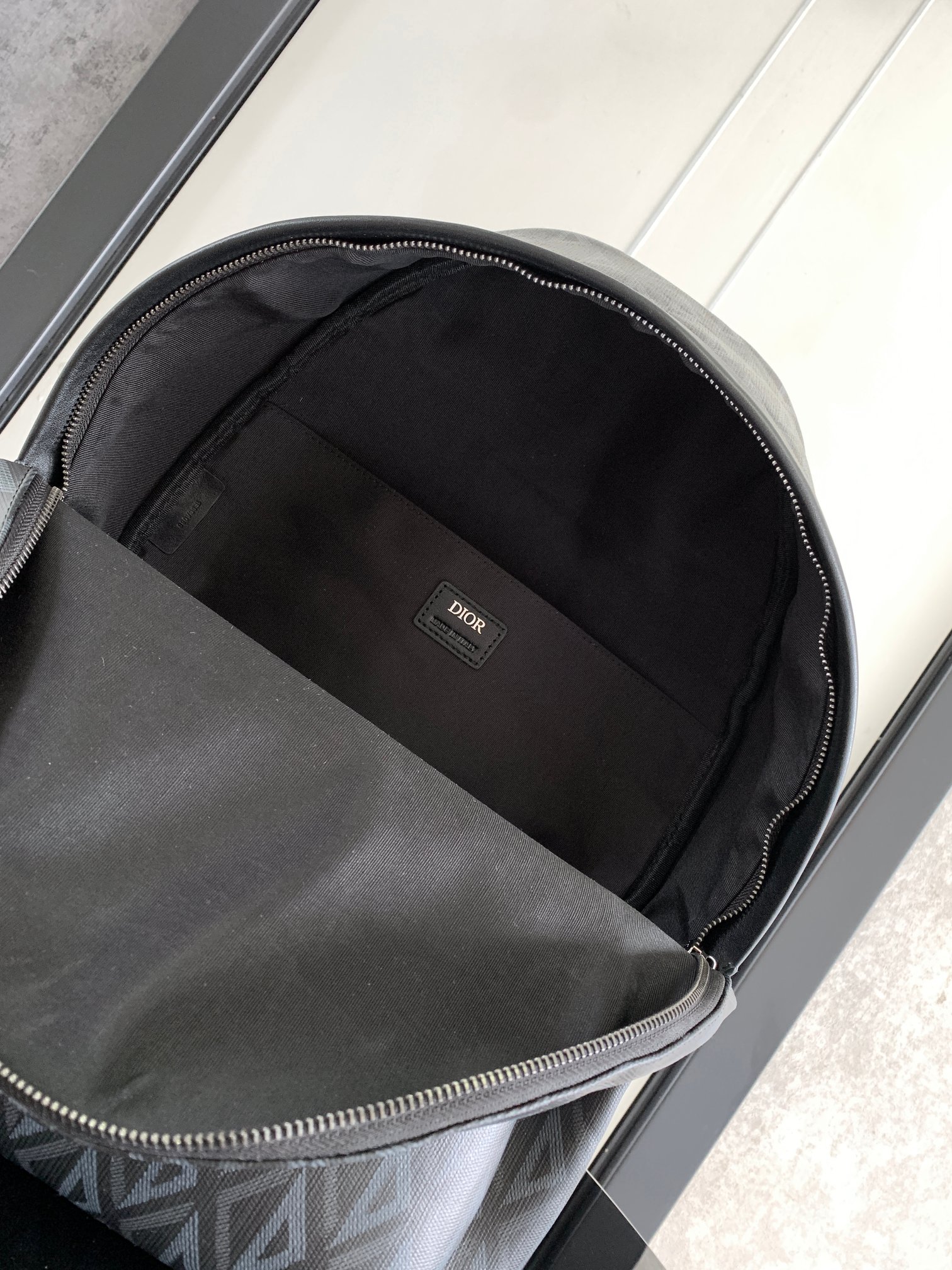 Dior 高仿男款黑色後背包立體壓紋質感十足| 8 Dior 高仿男款黑色後背包立體壓紋質感十足