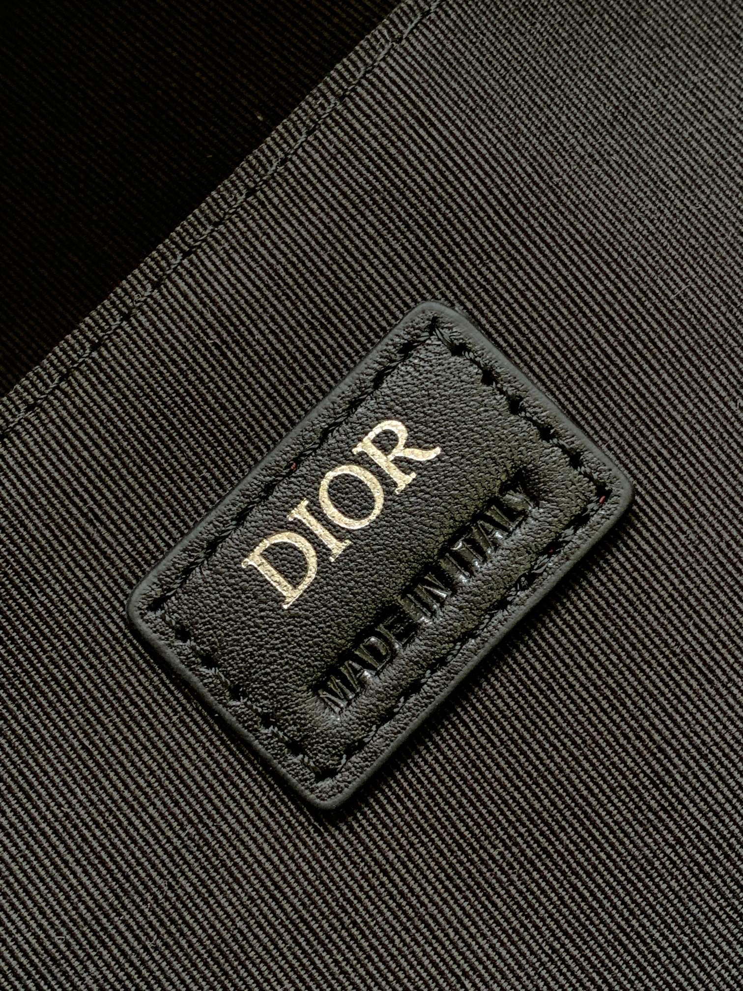 Dior 高仿男款黑色後背包立體壓紋質感十足| 7 Dior 高仿男款黑色後背包立體壓紋質感十足