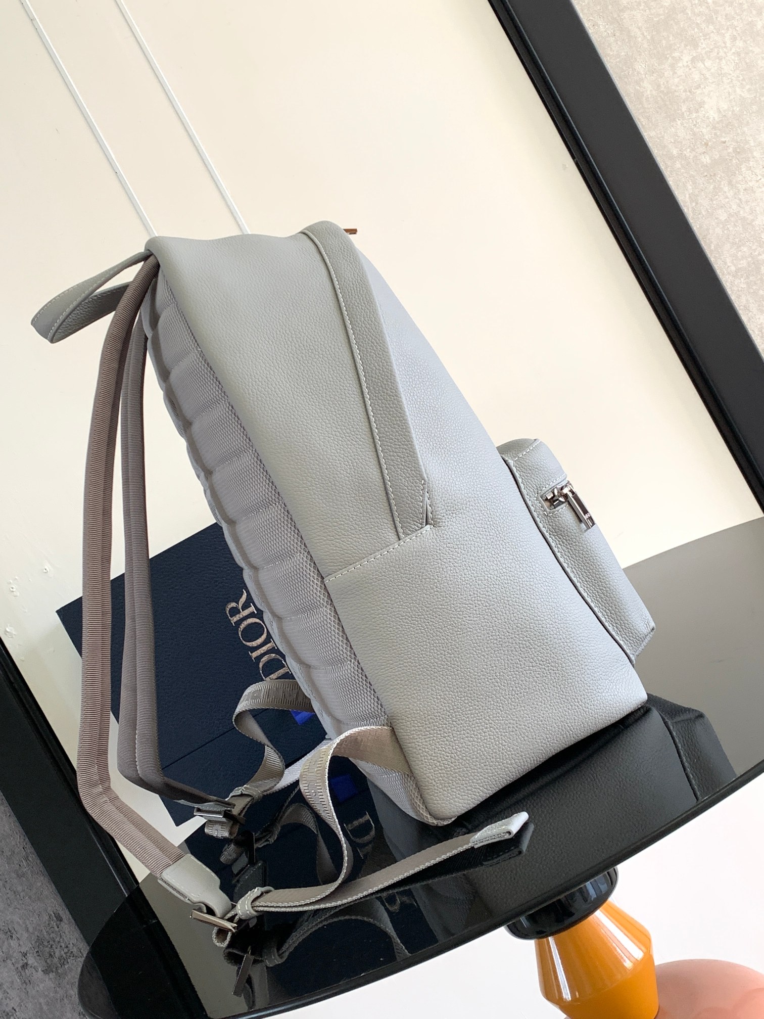 Dior 高仿男士素面灰色皮革後背包復古刺繡風格| 14 Dior 高仿男士素面灰色皮革後背包復古刺繡風格