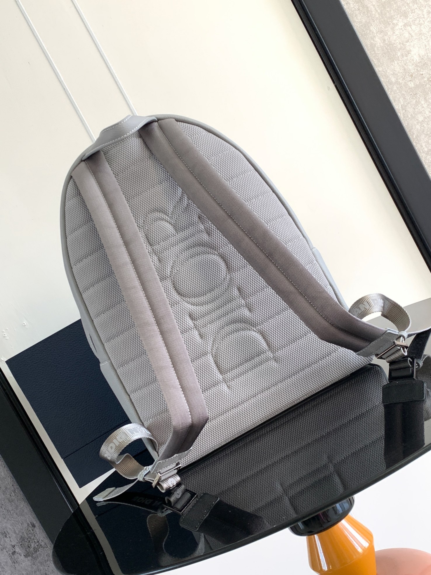 Dior 高仿男士素面灰色皮革後背包復古刺繡風格| 13 Dior 高仿男士素面灰色皮革後背包復古刺繡風格