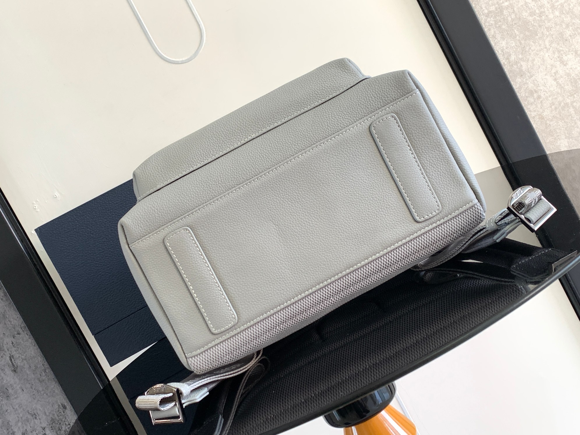Dior 高仿男士素面灰色皮革後背包復古刺繡風格| 12 Dior 高仿男士素面灰色皮革後背包復古刺繡風格