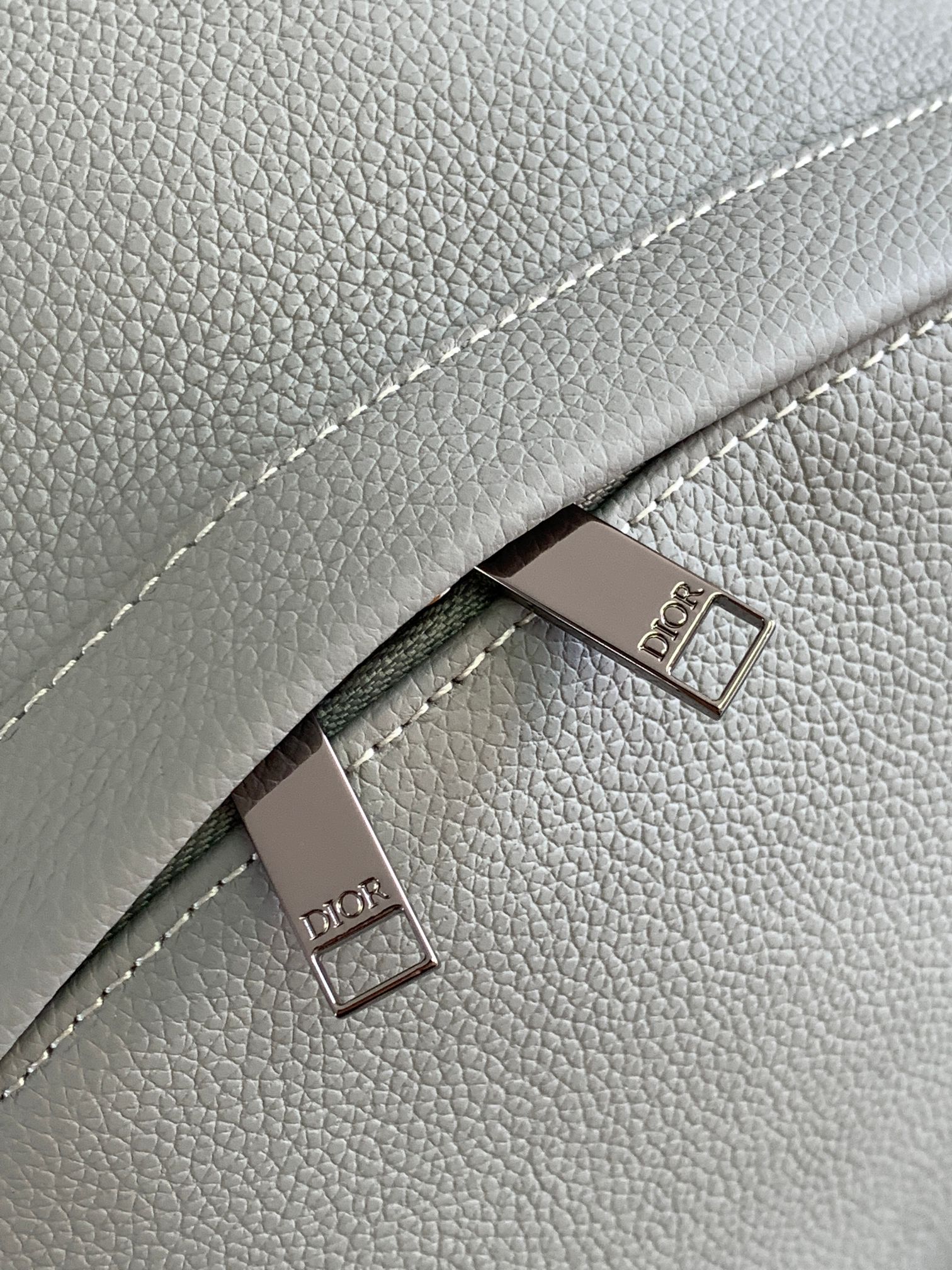 Dior 高仿男士素面灰色皮革後背包復古刺繡風格| 10 Dior 高仿男士素面灰色皮革後背包復古刺繡風格