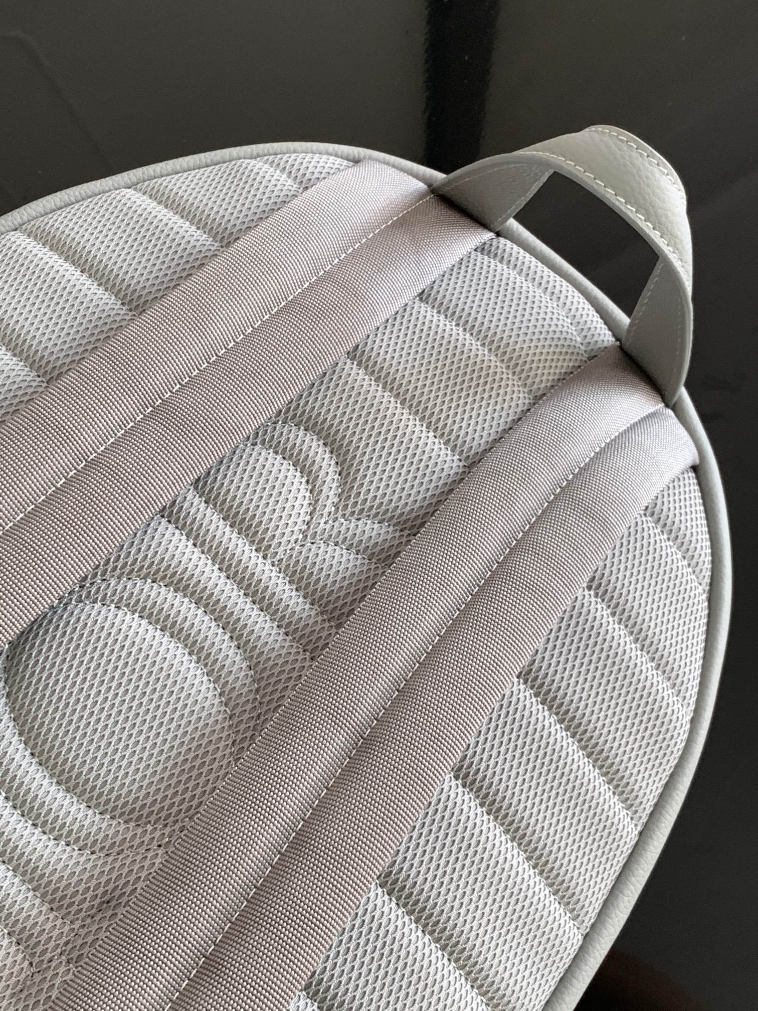 Dior 高仿男士素面灰色皮革後背包復古刺繡風格| 9 Dior 高仿男士素面灰色皮革後背包復古刺繡風格