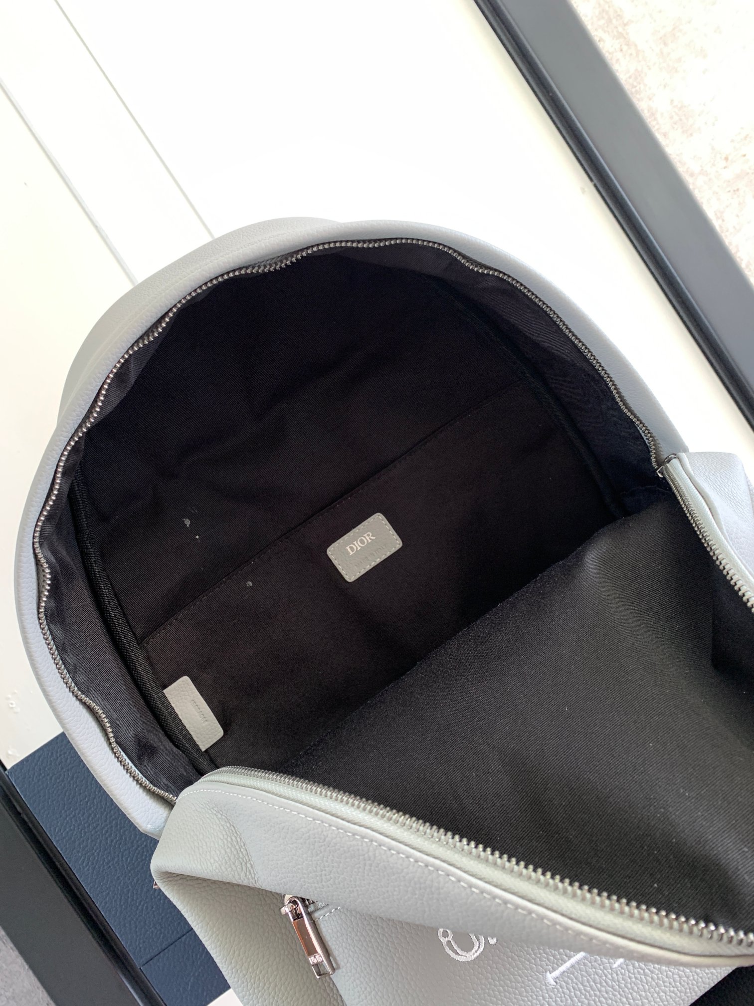 Dior 高仿男士素面灰色皮革後背包復古刺繡風格| 8 Dior 高仿男士素面灰色皮革後背包復古刺繡風格