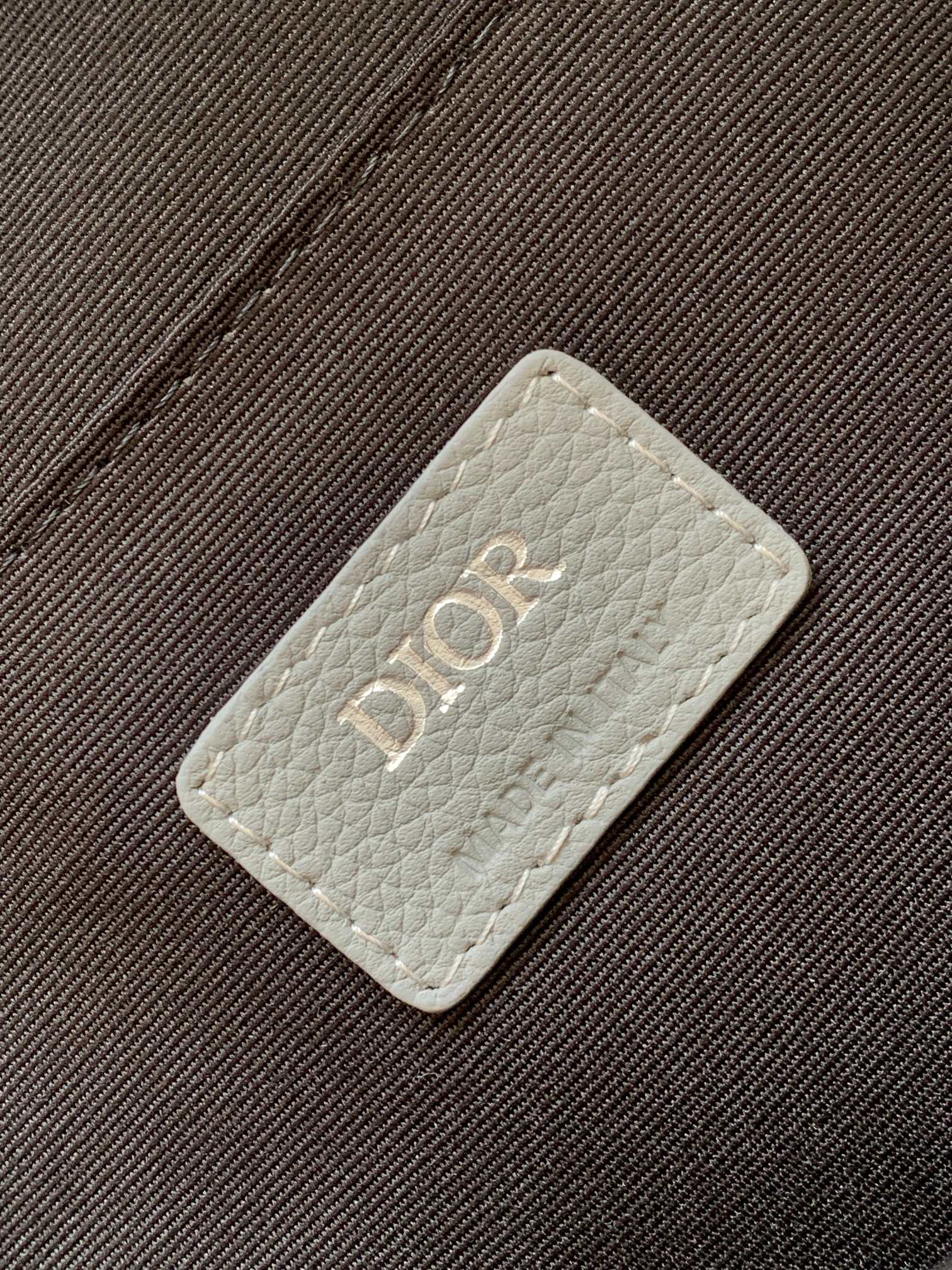 Dior 高仿男士素面灰色皮革後背包復古刺繡風格| 7 Dior 高仿男士素面灰色皮革後背包復古刺繡風格