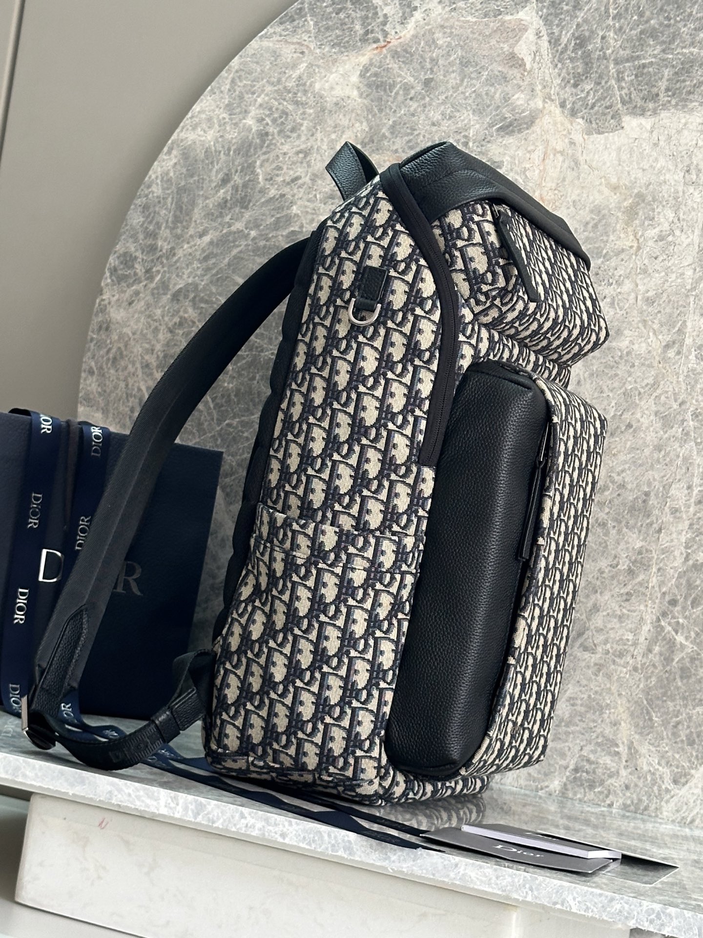 Dior 高仿Oblique老花後背包上蓋設計雙側口袋款| 14 Dior 高仿Oblique老花後背包上蓋設計雙側口袋款